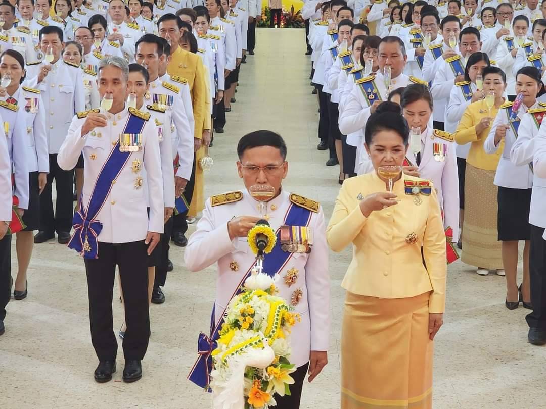 ผู้ว่าฯ นครพนม   นำข้าราชการ พนักงานรัฐวิสาหกิจ ภาคเอกชน และประชาชนทุกหมู่เหล่า ถวายพระพรชัยมงคลในงานสโมสรสันนิบาตเฉลิมพระเกียรติพระบาทสมเด็จพระเจ้าอยู่หัว เนื่องในโอกาสพระราชพิธีมหามงคลเฉลิมพระชนมพรรษา 6 รอบ 28 กรกฎาคม 2567
