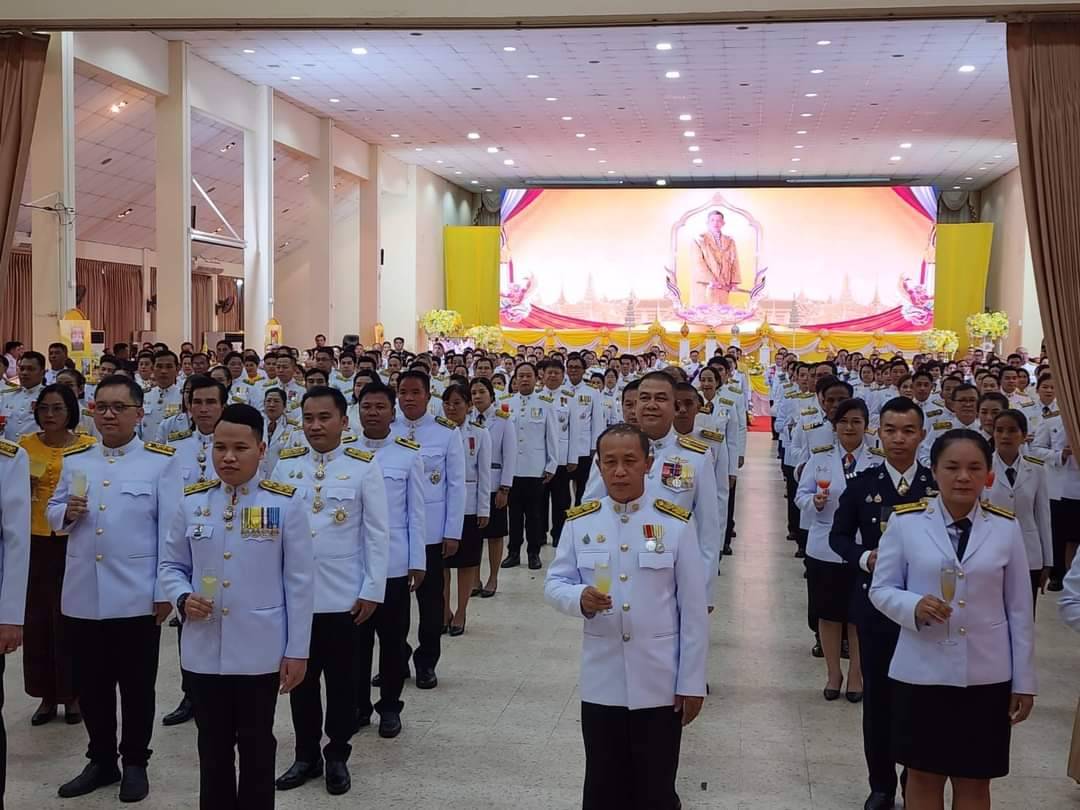 ผู้ว่าฯ นครพนม   นำข้าราชการ พนักงานรัฐวิสาหกิจ ภาคเอกชน และประชาชนทุกหมู่เหล่า ถวายพระพรชัยมงคลในงานสโมสรสันนิบาตเฉลิมพระเกียรติพระบาทสมเด็จพระเจ้าอยู่หัว เนื่องในโอกาสพระราชพิธีมหามงคลเฉลิมพระชนมพรรษา 6 รอบ 28 กรกฎาคม 2567