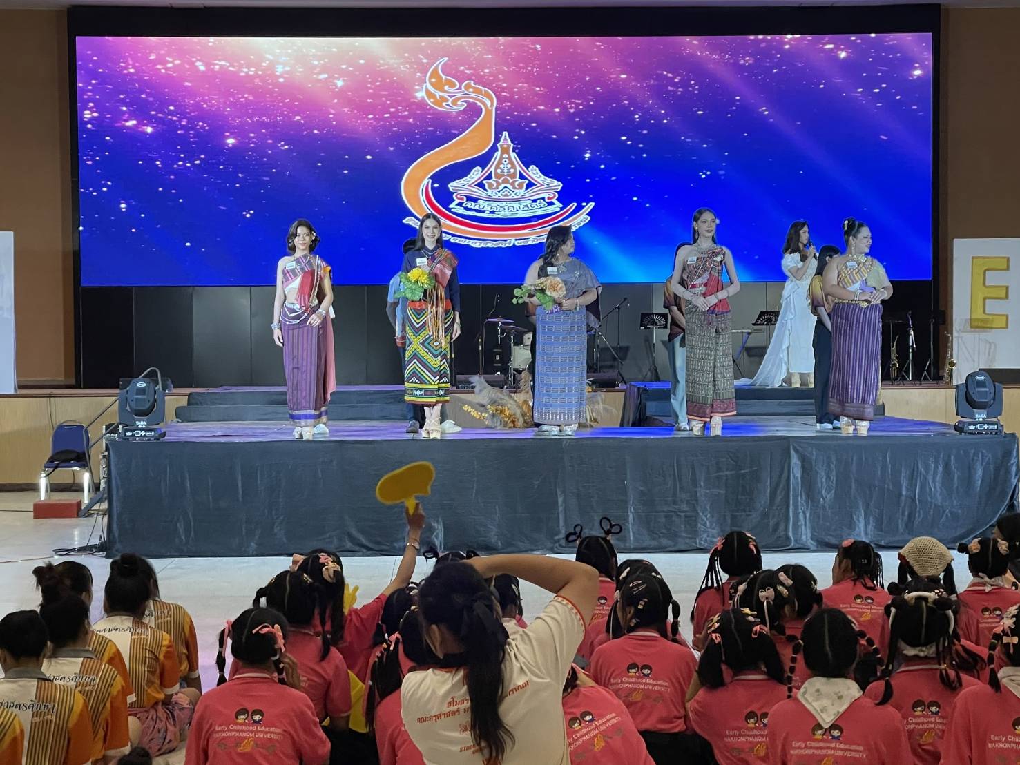 พช.นครพนม   ร่วมกิจกรรม Freshmen Night คณะครุศาสตร์ มหาวิทยาลัยนครพนม และมอบรางวัลประกวดการแต่งกาย “ผ้าไทยใส่ให้สนุก”