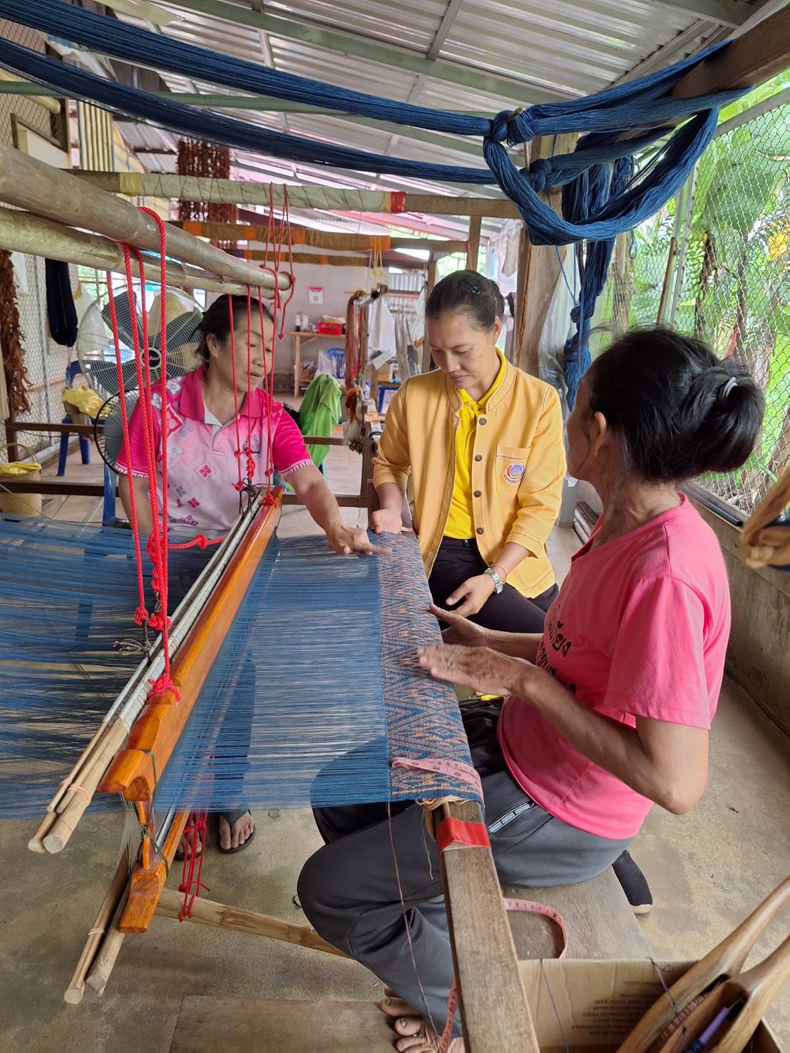 นครพนม   เร่งเสริมทัพสนับสนุนการทอผ้าลายพระราชทาน “ผ้าลายสิริวชิราภรณ์” และติดตามการสมัครประกวดผ้าลายพระราชทาน “ผ้าลายสิริวชิราภรณ์”