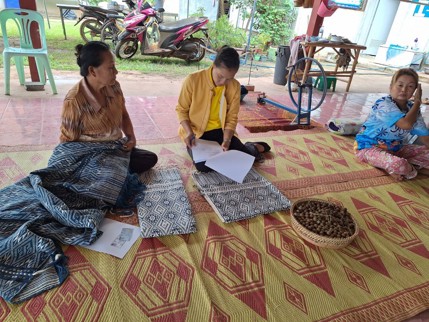 นครพนม   เร่งเสริมทัพสนับสนุนการทอผ้าลายพระราชทาน “ผ้าลายสิริวชิราภรณ์” และติดตามการสมัครประกวดผ้าลายพระราชทาน “ผ้าลายสิริวชิราภรณ์”