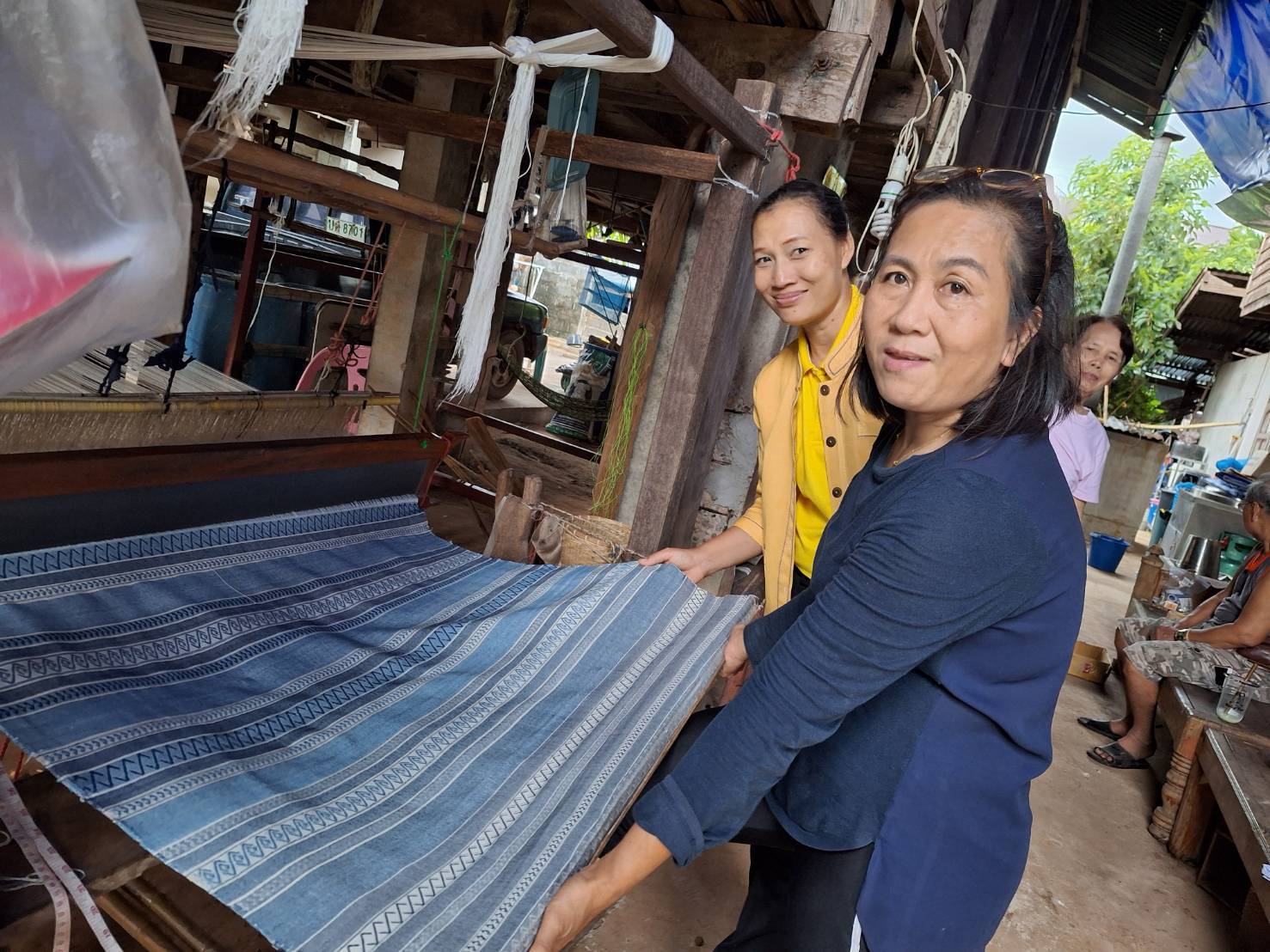 นครพนม   เร่งเสริมทัพสนับสนุนการทอผ้าลายพระราชทาน “ผ้าลายสิริวชิราภรณ์” และติดตามการสมัครประกวดผ้าลายพระราชทาน “ผ้าลายสิริวชิราภรณ์”