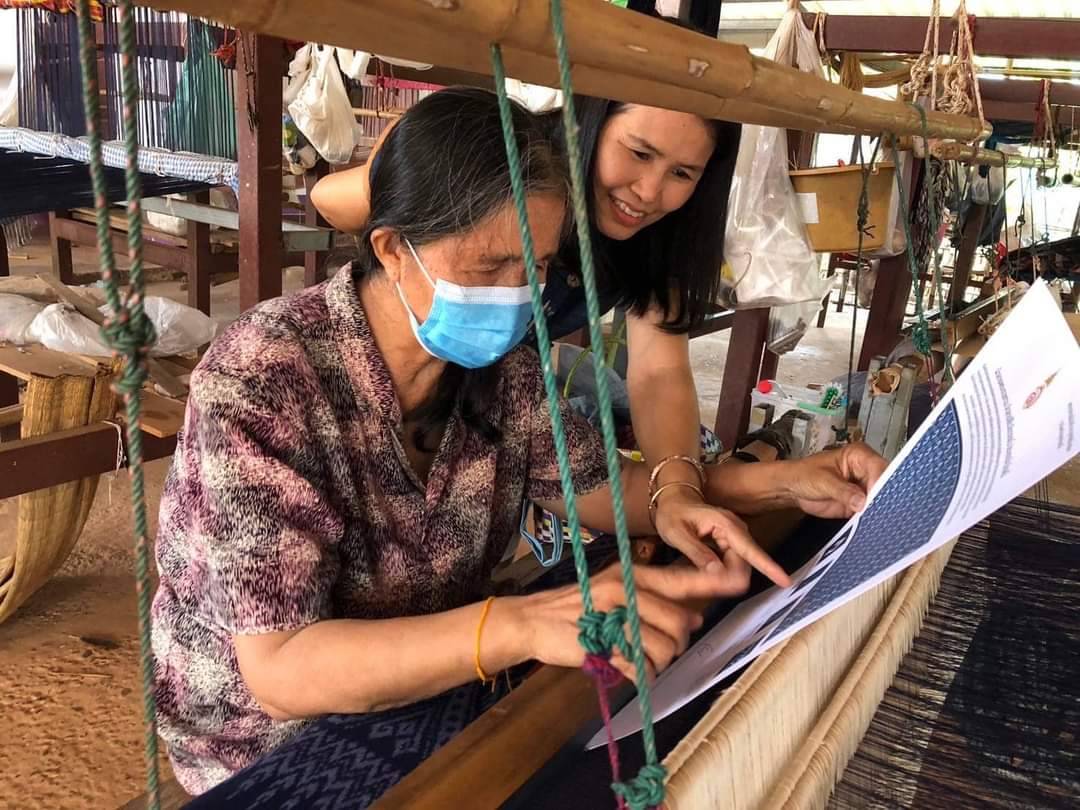 นครพนม   เร่งเสริมทัพสนับสนุนการทอผ้าลายพระราชทาน “ผ้าลายสิริวชิราภรณ์” และติดตามการสมัครประกวดผ้าลายพระราชทาน “ผ้าลายสิริวชิราภรณ์”