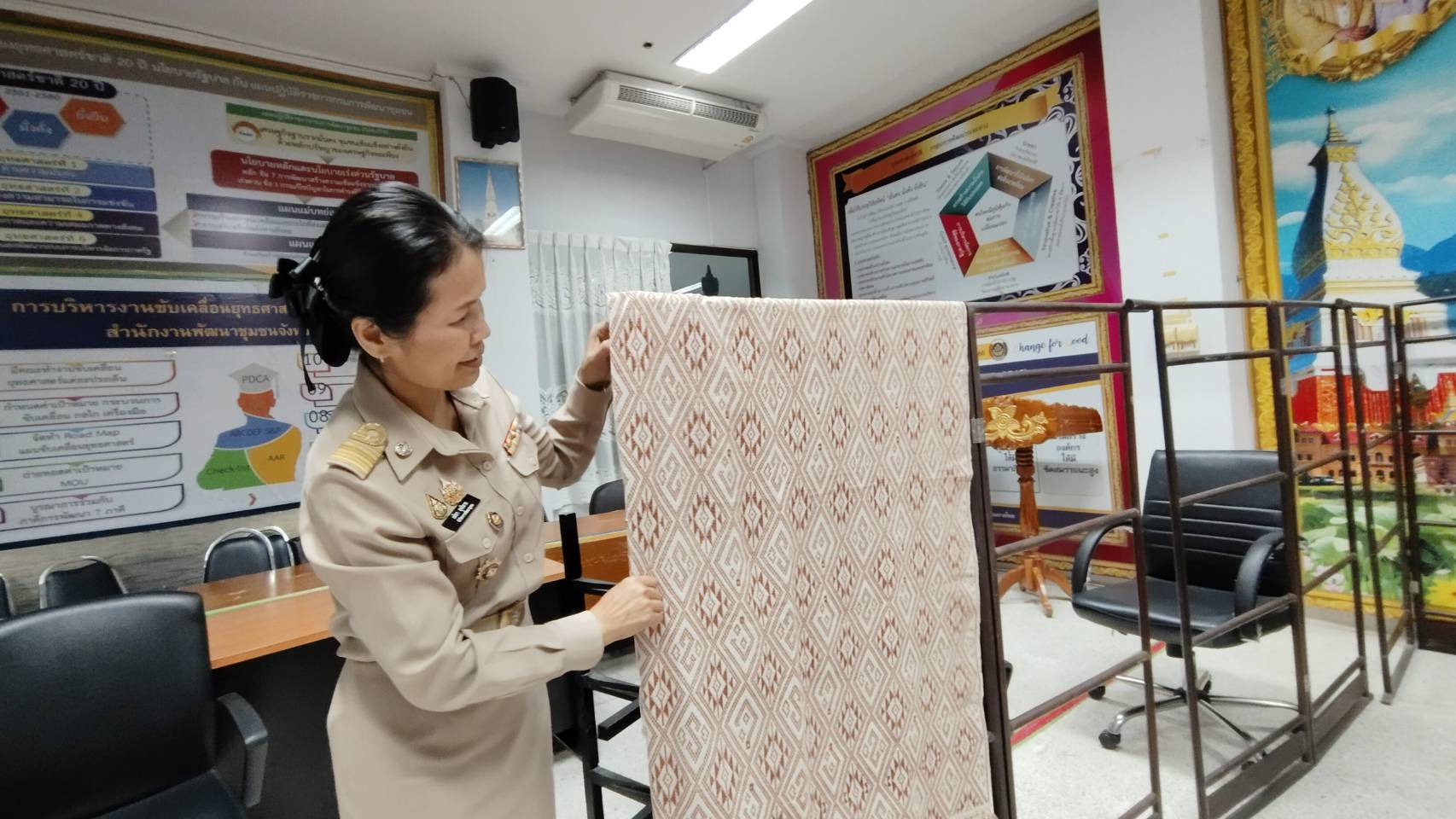 นครพนม   เร่งเสริมทัพสนับสนุนการทอผ้าลายพระราชทาน “ผ้าลายสิริวชิราภรณ์” และติดตามการสมัครประกวดผ้าลายพระราชทาน “ผ้าลายสิริวชิราภรณ์”