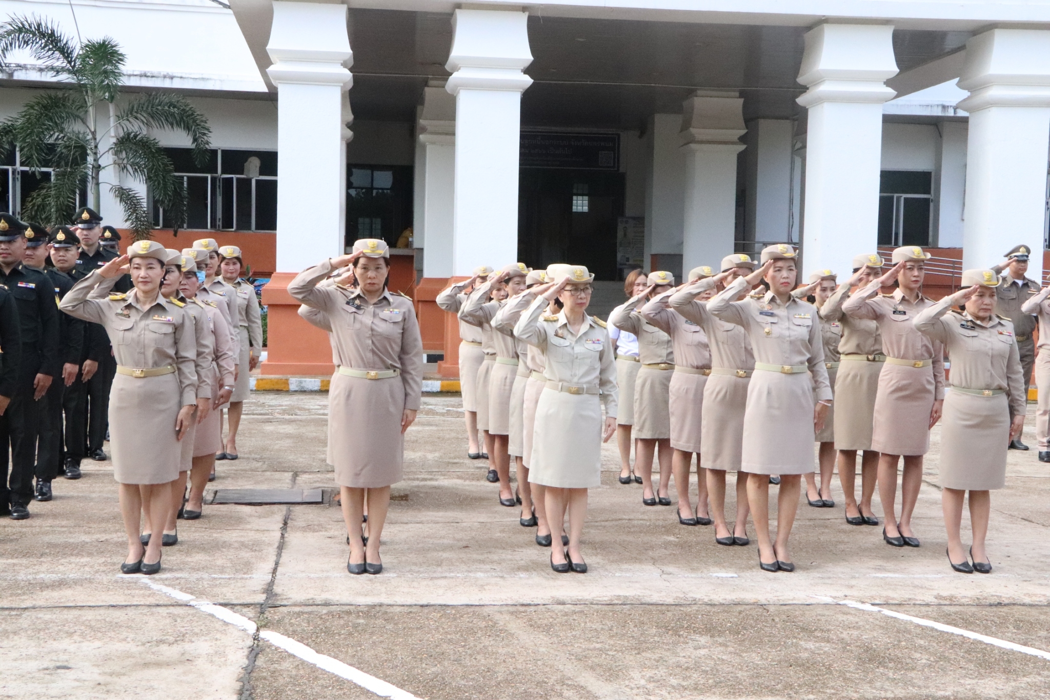 พช.นครพนม   ร่วมกิจกรรมเคารพธงชาติ สวดมนต์ไหว้พระ สร้างสำนึกรักและภาคภูมิใจในชาติไทย