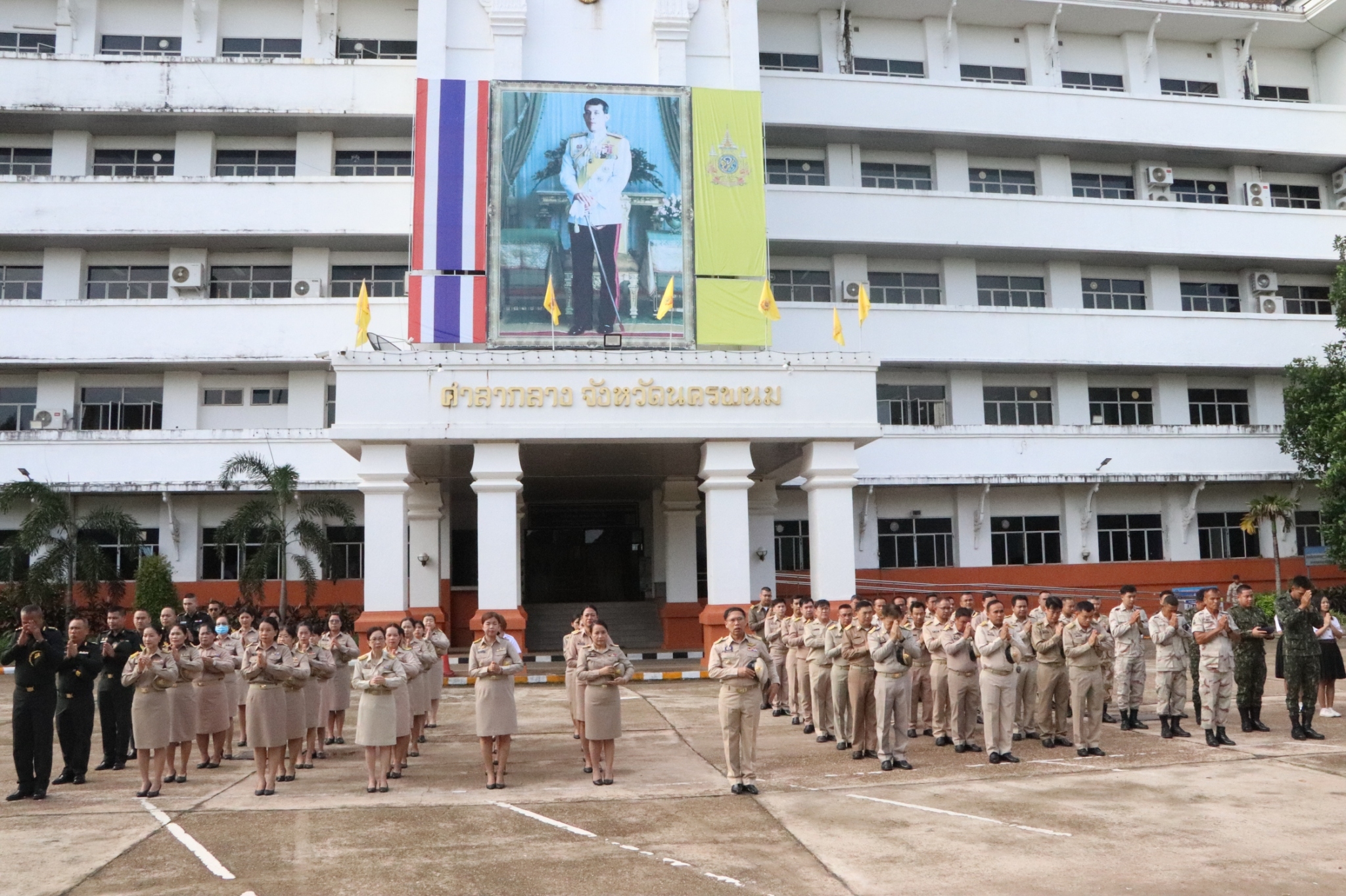 พช.นครพนม   ร่วมกิจกรรมเคารพธงชาติ สวดมนต์ไหว้พระ สร้างสำนึกรักและภาคภูมิใจในชาติไทย