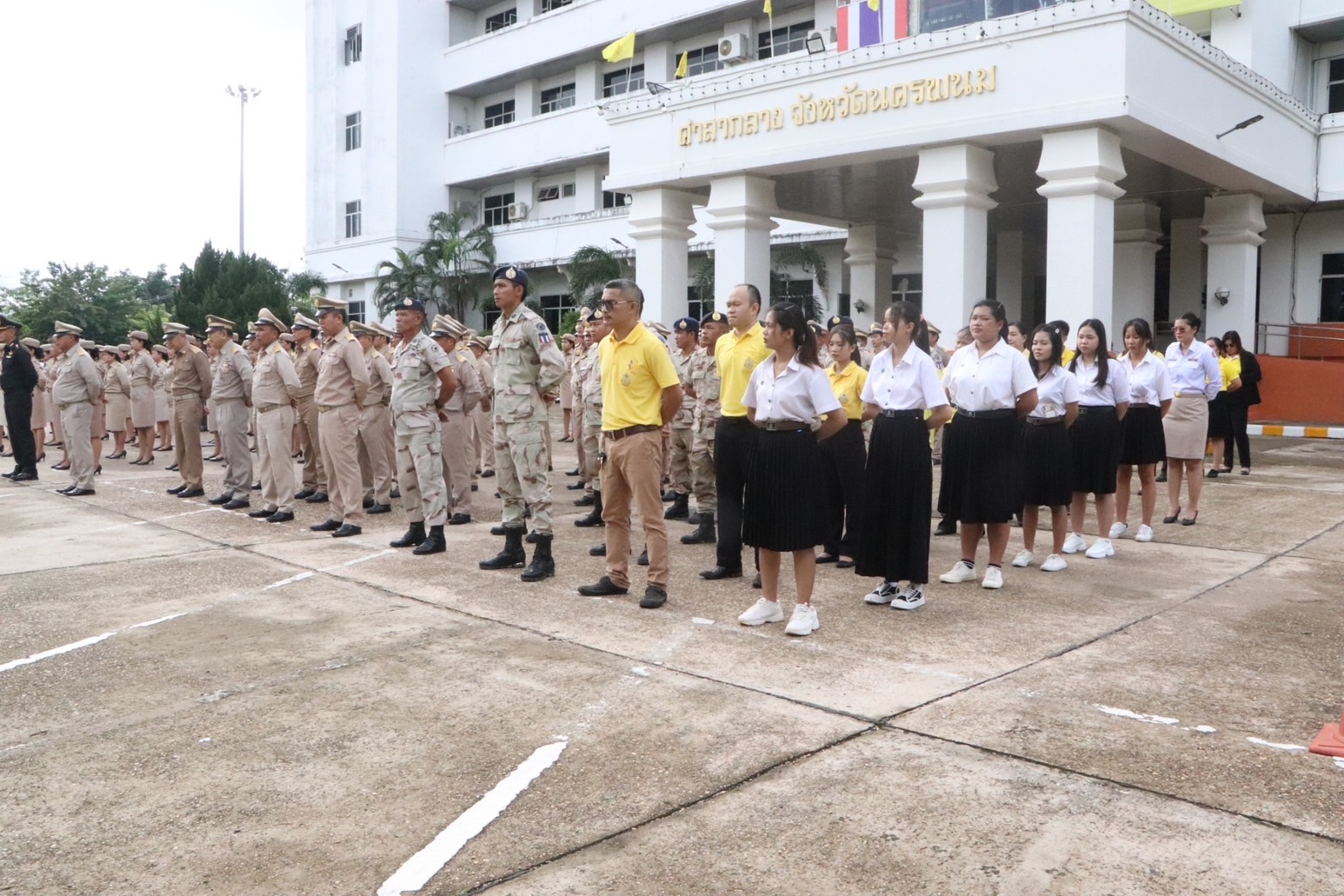 พช.นครพนม   ร่วมกิจกรรมเคารพธงชาติ สวดมนต์ไหว้พระ สร้างสำนึกรักและภาคภูมิใจในชาติไทย