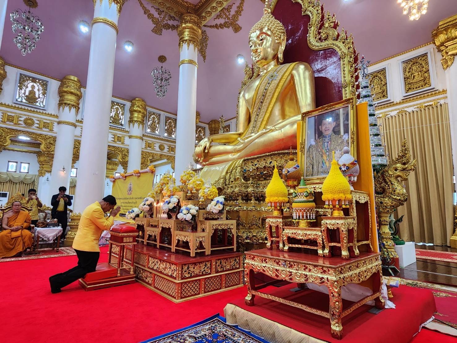 ผู้ว่าฯ นครพนม   นำชาวนครพนมประกอบพิธีเจริญพระพุทธมนต์ เจริญจิตภาวนา ถวายพระพรชัยมงคลแด่พระบาทสมเด็จพระเจ้าอยู่หัว เนื่องในโอกาสวันเฉลิมพระชนมพรรษา 6 รอบ 28 กรกฎาคม 2567 และมอบโฉนดที่ดินให้แก่วัด วัดร้าง โบสถ์ มัสยิด เฉลิมพระเกียรติพระบาทสมเด็จพระเจ้าอยู่หัว