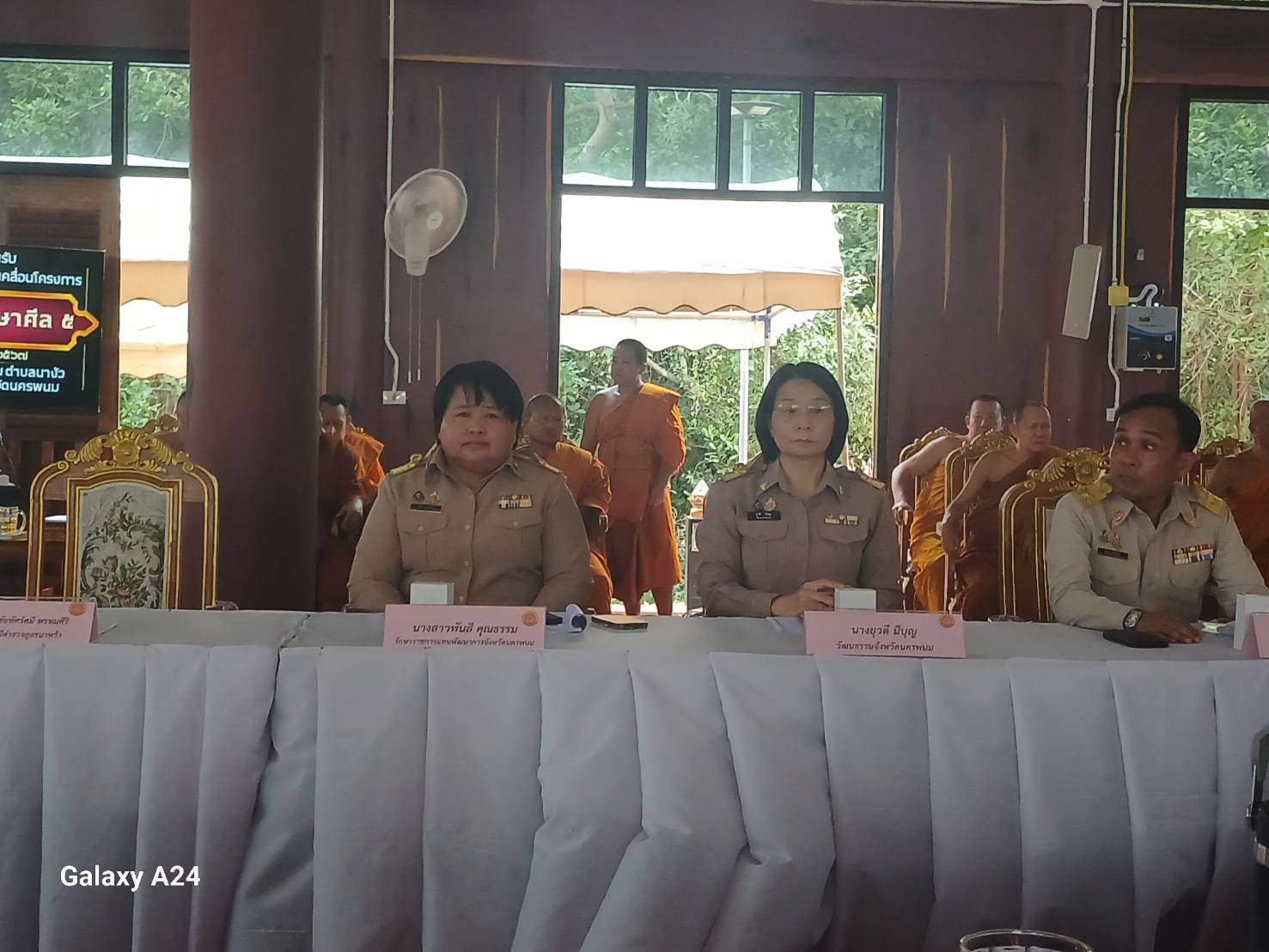 พช.นครพนม   ร่วมถวายการต้อนรับคณะกรรมการขับเคลื่อนระดับหน ในการลงพื้นที่ติดตามการดำเนินงานโครงการสร้างความปรองดองสมานฉันท์ โดยใช้หลักธรรมทางพระพุทธศาสนา “หมู่บ้านรักษาศีล 5” หนตะวันออก ตามแผนยุทธศาสตร์ ระยะที่ 3 พ.ศ. 2567-2571 ประจำปีงบประมาณ พ.ศ. 2567
