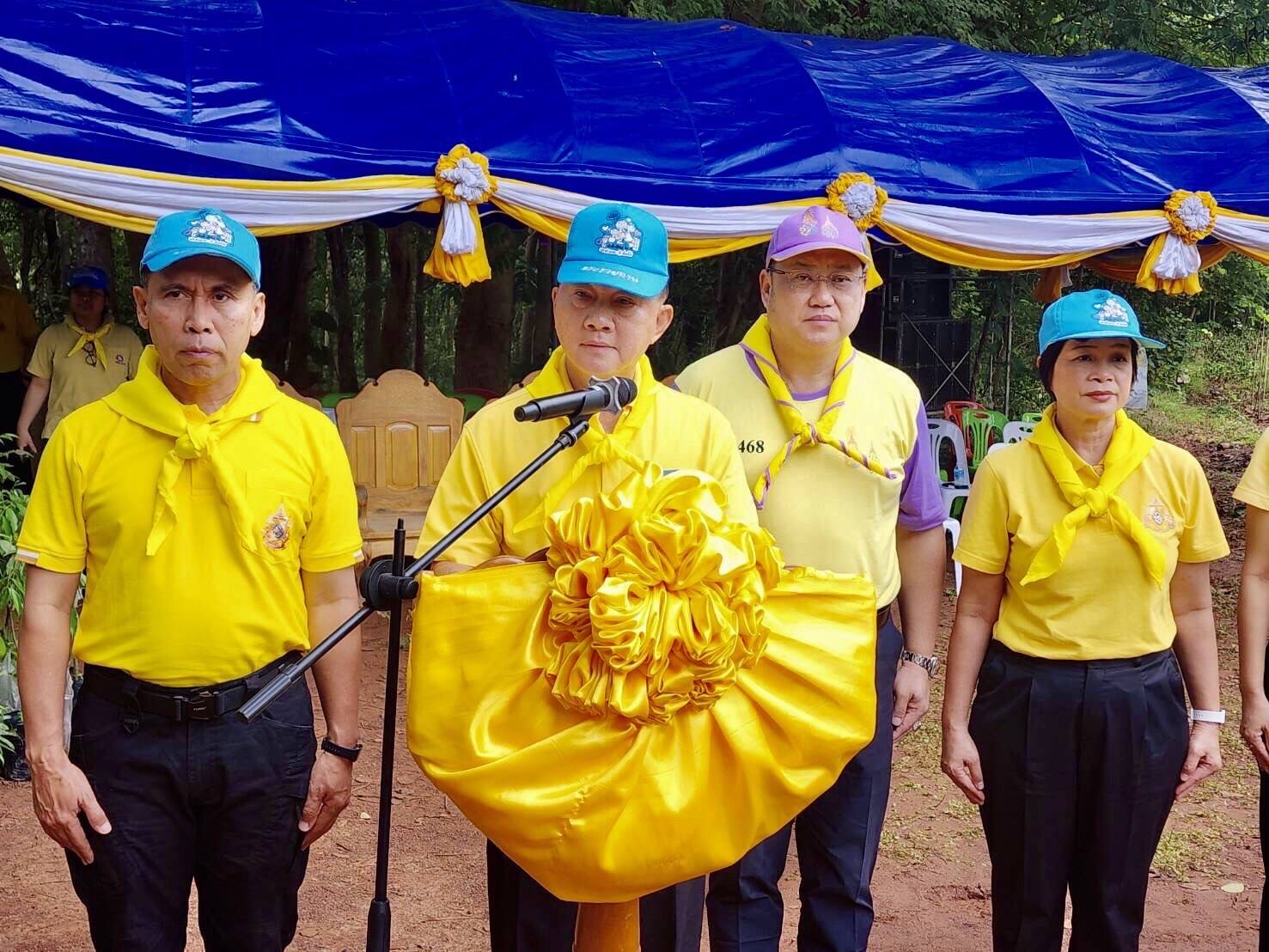 พช.นครพนม   ร่วมโครงการ “ร้อยดวงใจ จิตอาสา พัฒนาชุมชนท้องถิ่น” กิจกรรม “ปลูกป่าเฉลิมพระเกียรติ พระบาทสมเด็จพระเจ้าอยู่หัว” เนื่องในโอกาสพระราชพิธีมหามงคลเฉลิมพระชนมพรรษา 72 พรรษา