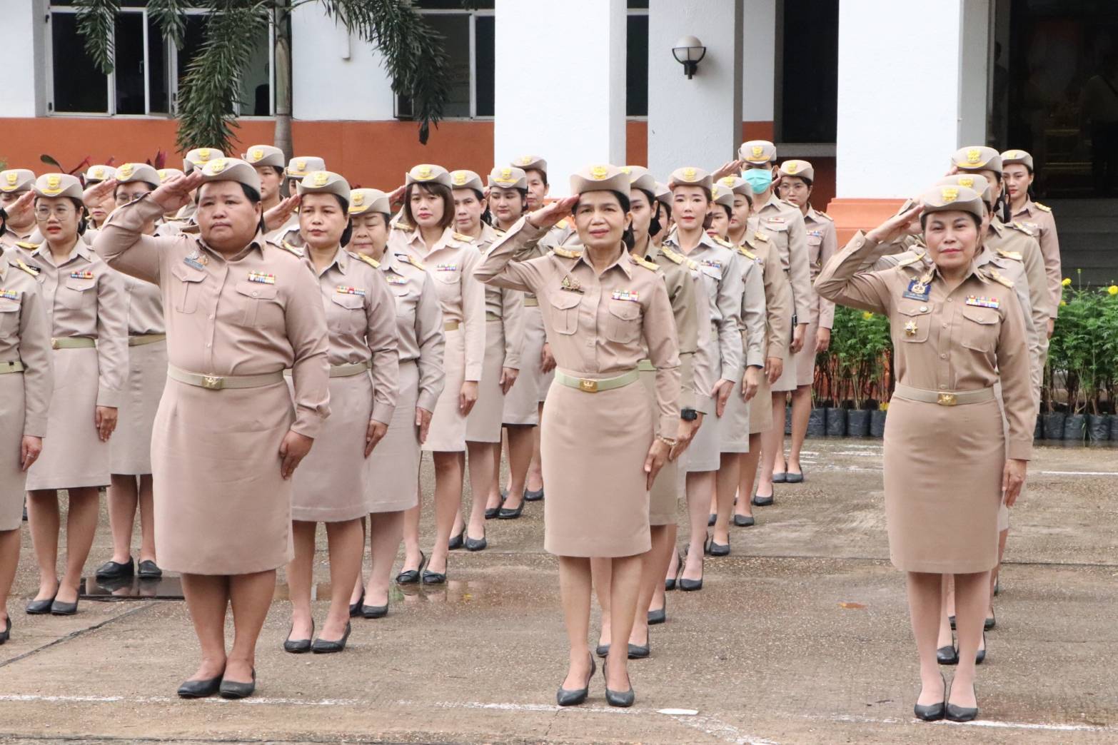 พช.นครพนม   ร่วมกิจกรรมเคารพธงชาติ สวดมนต์ไหว้พระ สร้างสำนึกรักและภาคภูมิใจในชาติไทย
