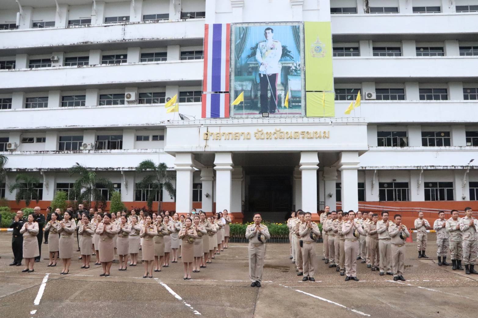 พช.นครพนม   ร่วมกิจกรรมเคารพธงชาติ สวดมนต์ไหว้พระ สร้างสำนึกรักและภาคภูมิใจในชาติไทย