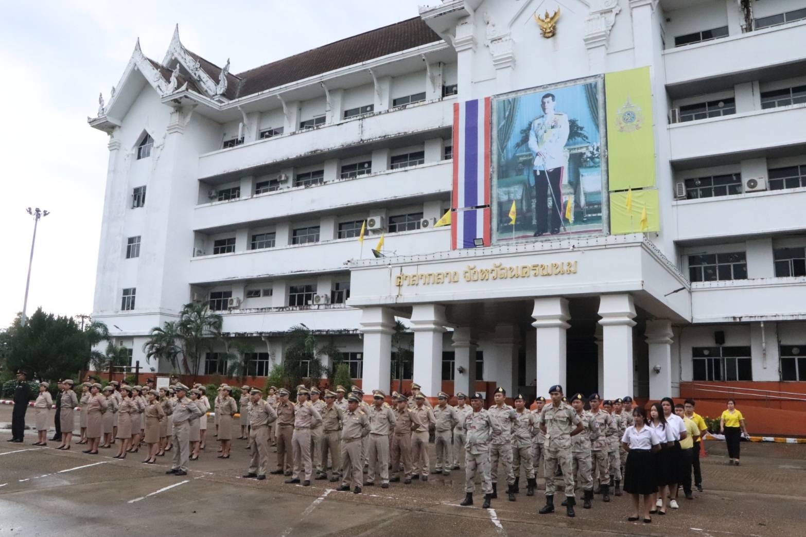 พช.นครพนม   ร่วมกิจกรรมเคารพธงชาติ สวดมนต์ไหว้พระ สร้างสำนึกรักและภาคภูมิใจในชาติไทย