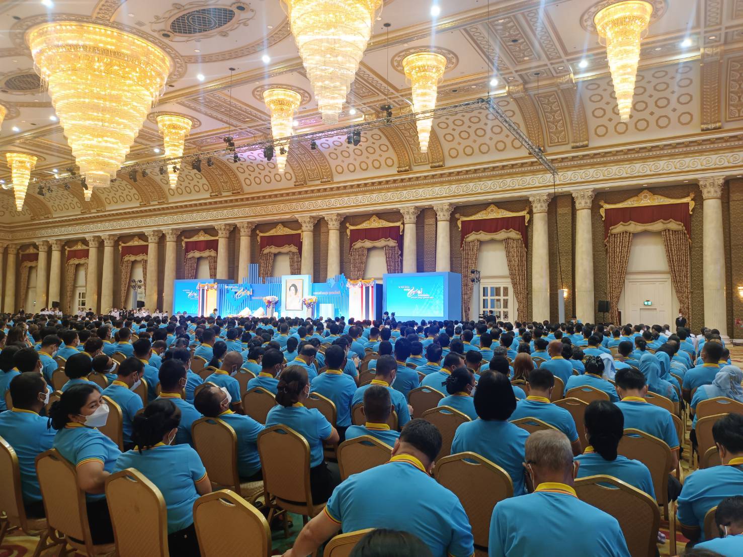 ผู้ว่าฯ นครพนม   ร่วมรับพระราชทานเงินขวัญถุงกองทุนแม่ของแผ่นดิน ปี 2567 และเฝ้ารับเสด็จพระบาทสมเด็จพระเจ้าอยู่หัว และสมเด็จพระนางเจ้าฯ พระบรมราชินี เนื่องในโอกาสเสด็จพระราชดำเนินไปทรงเป็นองค์ประธานและทอดพระเนตรนิทรรศการเฉลิมพระเกียรติ ในงานมหกรรมกองทุนแม่ของแผ่นดิน ประจำปี 2567