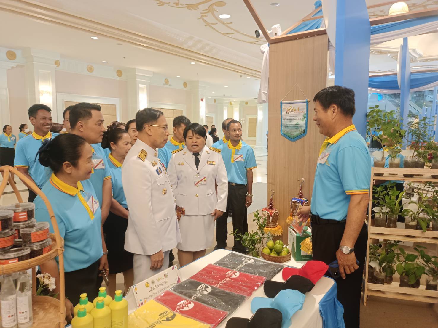 ผู้ว่าฯ นครพนม   ร่วมรับพระราชทานเงินขวัญถุงกองทุนแม่ของแผ่นดิน ปี 2567 และเฝ้ารับเสด็จพระบาทสมเด็จพระเจ้าอยู่หัว และสมเด็จพระนางเจ้าฯ พระบรมราชินี เนื่องในโอกาสเสด็จพระราชดำเนินไปทรงเป็นองค์ประธานและทอดพระเนตรนิทรรศการเฉลิมพระเกียรติ ในงานมหกรรมกองทุนแม่ของแผ่นดิน ประจำปี 2567