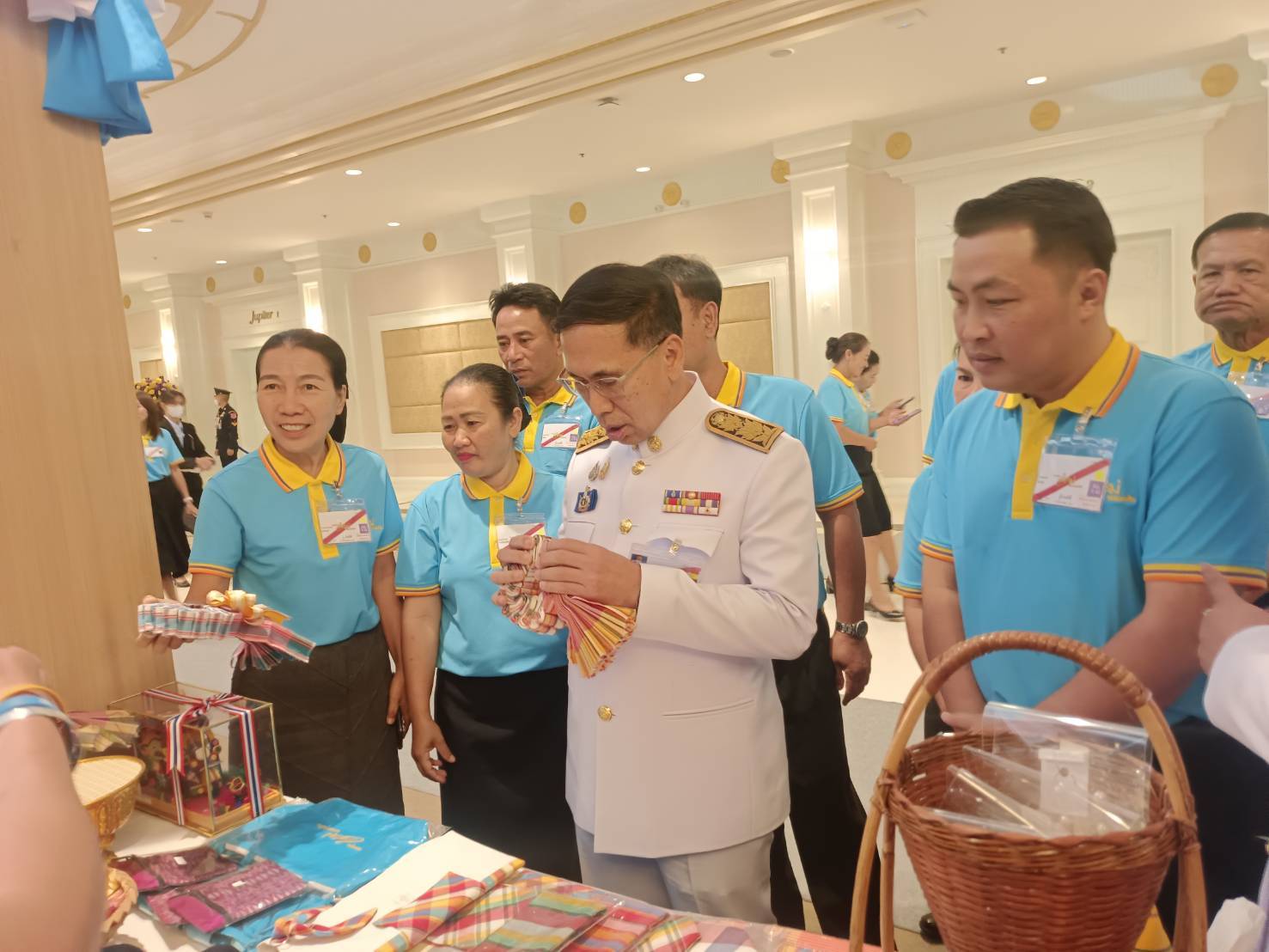 ผู้ว่าฯ นครพนม   ร่วมรับพระราชทานเงินขวัญถุงกองทุนแม่ของแผ่นดิน ปี 2567 และเฝ้ารับเสด็จพระบาทสมเด็จพระเจ้าอยู่หัว และสมเด็จพระนางเจ้าฯ พระบรมราชินี เนื่องในโอกาสเสด็จพระราชดำเนินไปทรงเป็นองค์ประธานและทอดพระเนตรนิทรรศการเฉลิมพระเกียรติ ในงานมหกรรมกองทุนแม่ของแผ่นดิน ประจำปี 2567