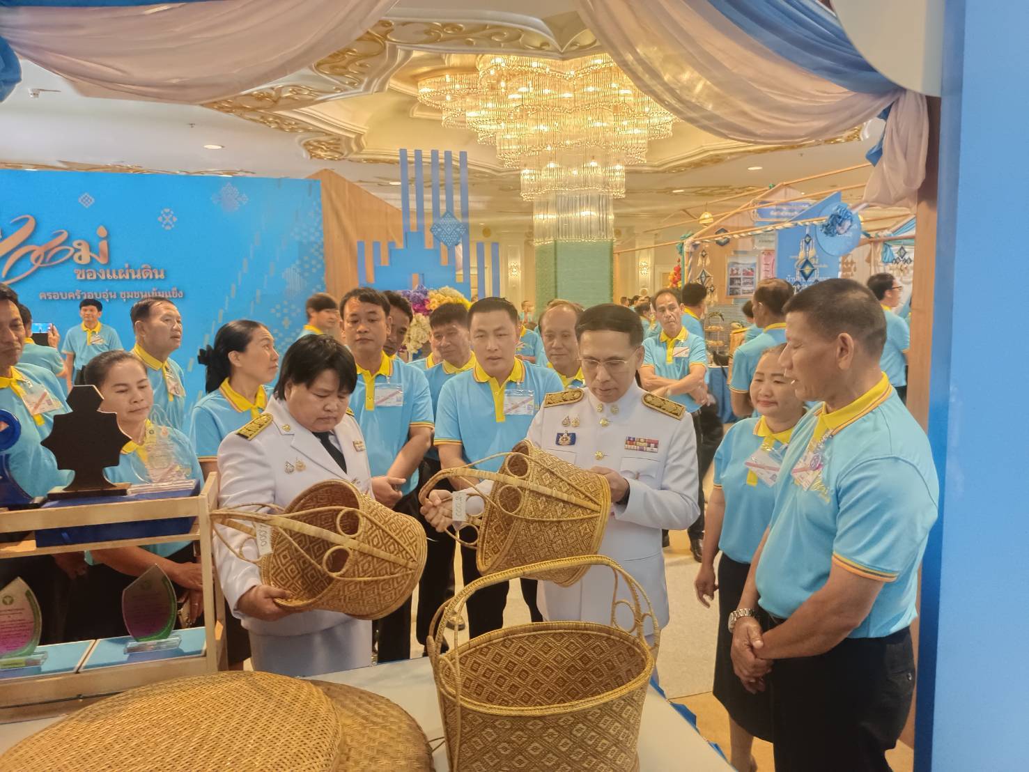ผู้ว่าฯ นครพนม   ร่วมรับพระราชทานเงินขวัญถุงกองทุนแม่ของแผ่นดิน ปี 2567 และเฝ้ารับเสด็จพระบาทสมเด็จพระเจ้าอยู่หัว และสมเด็จพระนางเจ้าฯ พระบรมราชินี เนื่องในโอกาสเสด็จพระราชดำเนินไปทรงเป็นองค์ประธานและทอดพระเนตรนิทรรศการเฉลิมพระเกียรติ ในงานมหกรรมกองทุนแม่ของแผ่นดิน ประจำปี 2567