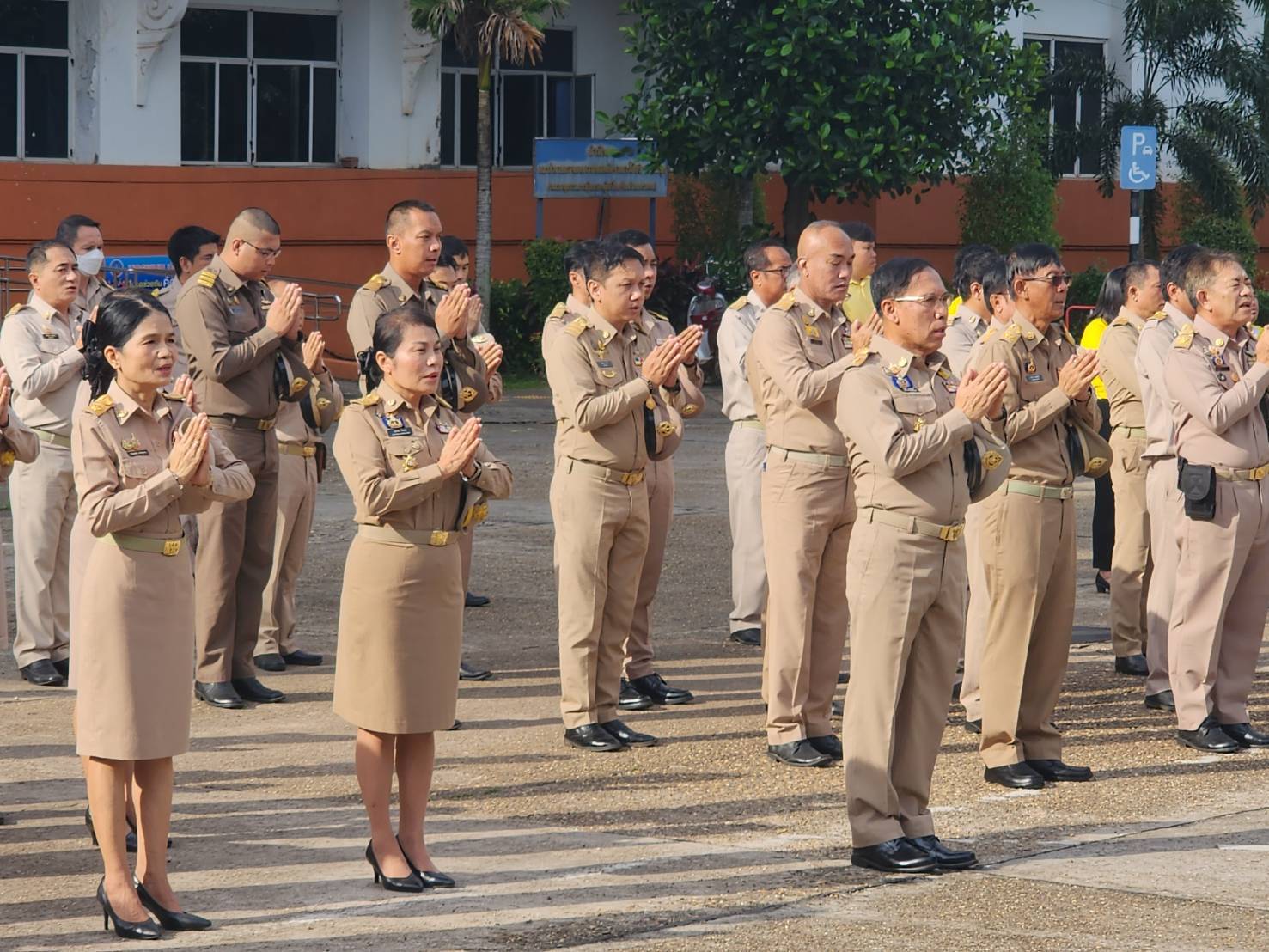 พช.นครพนม   ร่วมกิจกรรมเคารพธงชาติ สวดมนต์ไหว้พระ สร้างสำนึกรักและภาคภูมิใจในชาติไทย