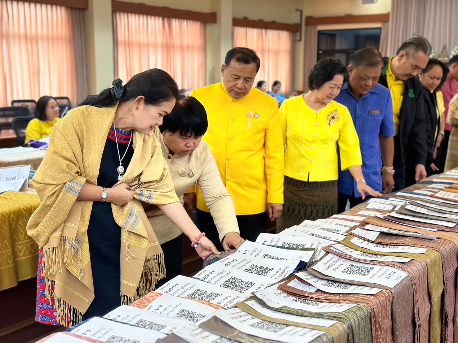 จังหวัดนครพนม   ประชุมพิจารณากลั่นกรองผ้าลายพระราชทาน “ผ้าลายสิริวชิราภรณ์” และงานหัตถกรรมที่ส่งเข้าประกวดผ้าลายพระราชทาน “ผ้าลายสิริวชิราภรณ์” และงานหัตถกรรม ระดับภูมิภาค