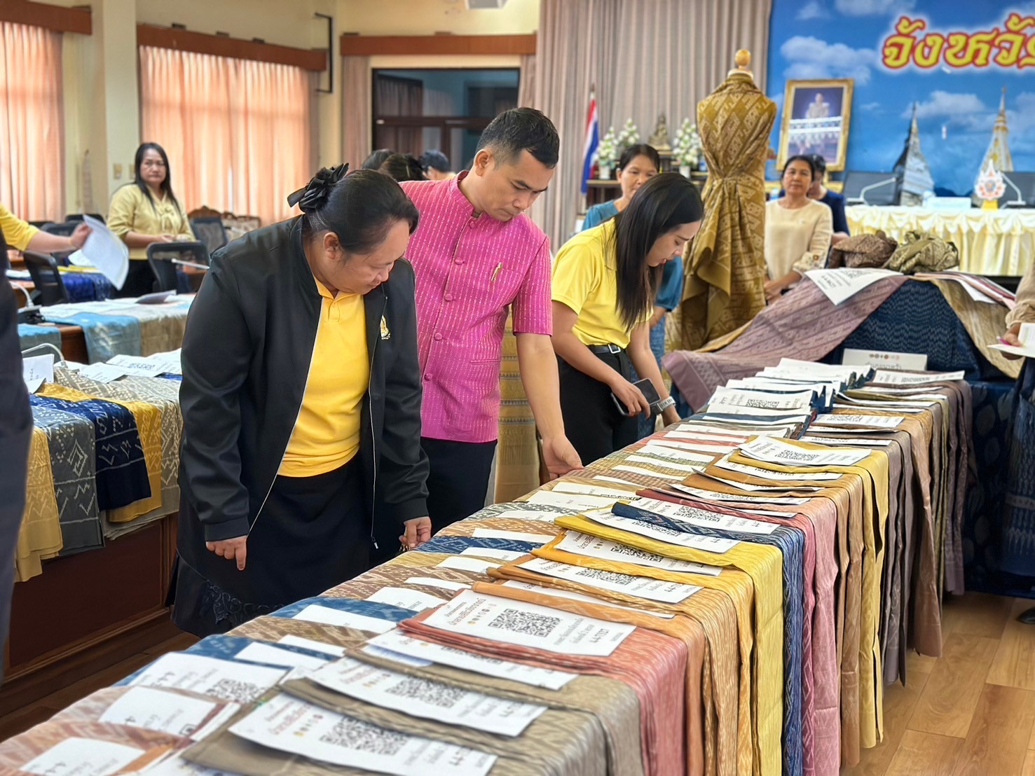 จังหวัดนครพนม   ประชุมพิจารณากลั่นกรองผ้าลายพระราชทาน “ผ้าลายสิริวชิราภรณ์” และงานหัตถกรรมที่ส่งเข้าประกวดผ้าลายพระราชทาน “ผ้าลายสิริวชิราภรณ์” และงานหัตถกรรม ระดับภูมิภาค