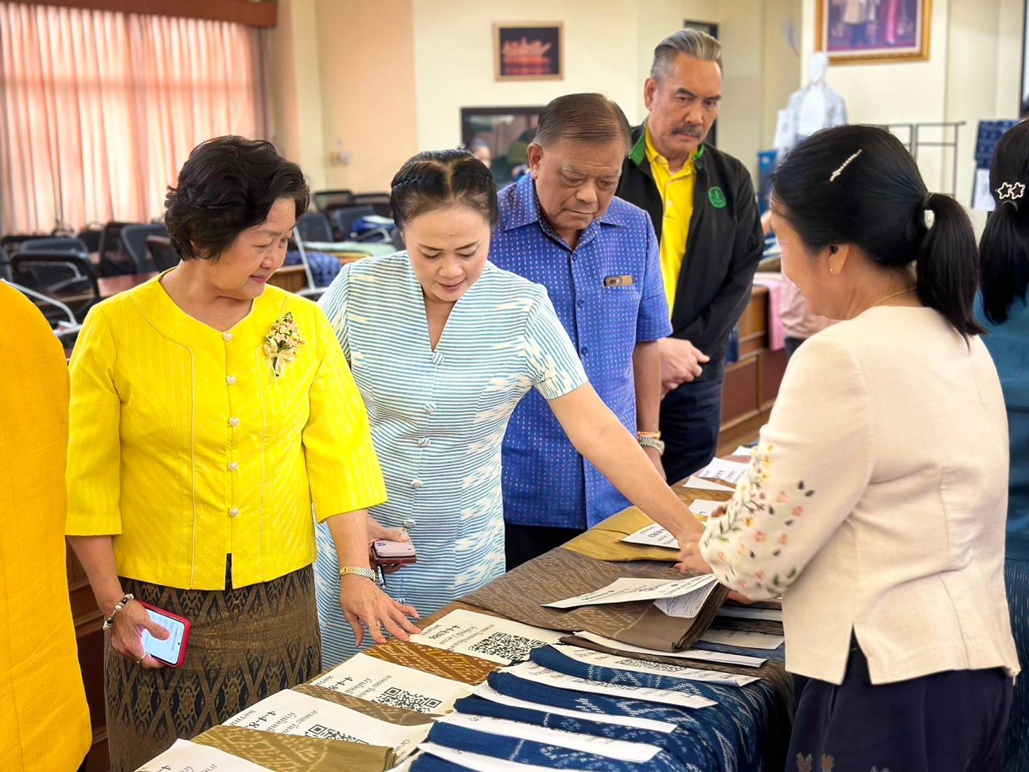 จังหวัดนครพนม   ประชุมพิจารณากลั่นกรองผ้าลายพระราชทาน “ผ้าลายสิริวชิราภรณ์” และงานหัตถกรรมที่ส่งเข้าประกวดผ้าลายพระราชทาน “ผ้าลายสิริวชิราภรณ์” และงานหัตถกรรม ระดับภูมิภาค