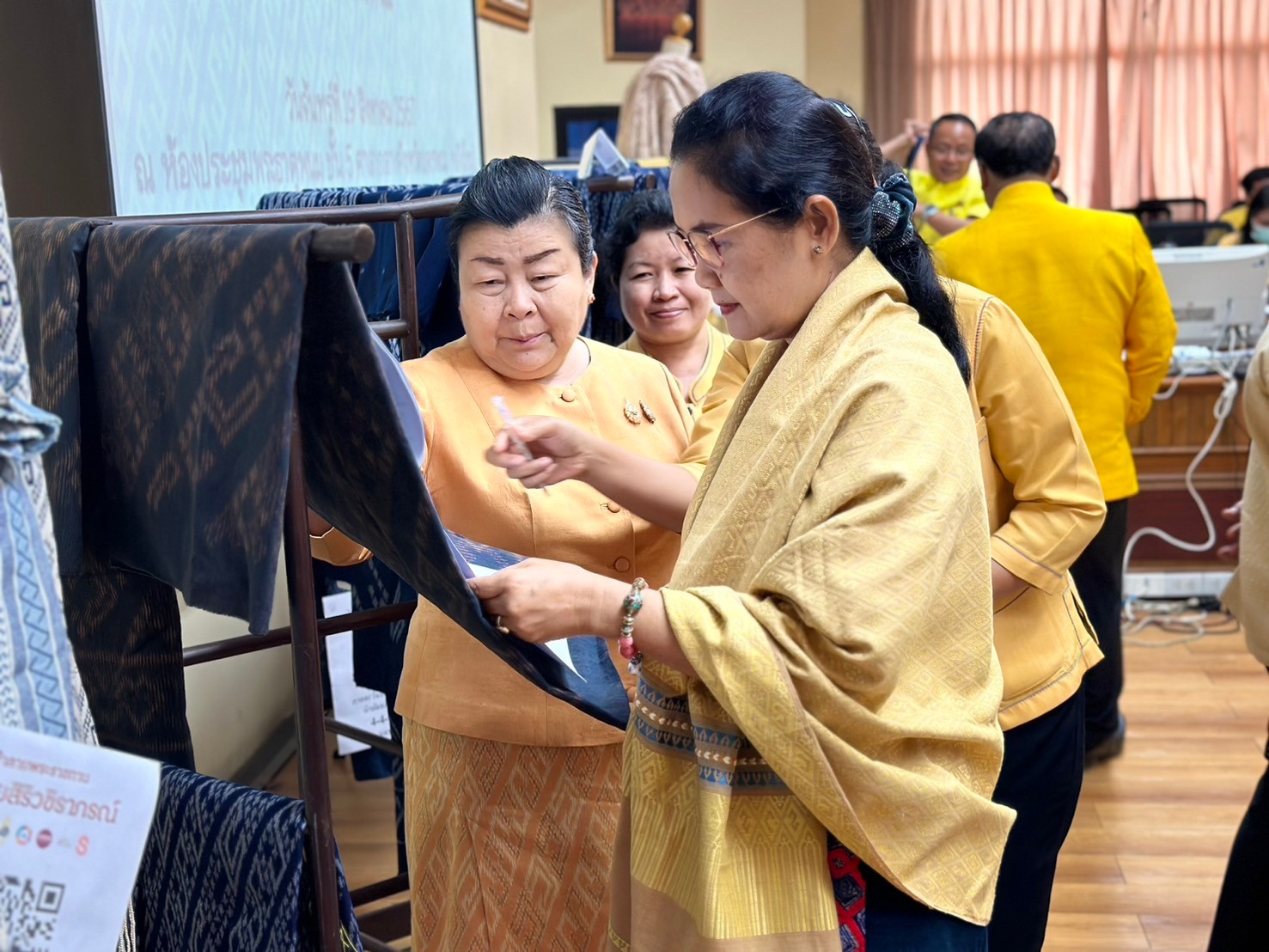 จังหวัดนครพนม   ประชุมพิจารณากลั่นกรองผ้าลายพระราชทาน “ผ้าลายสิริวชิราภรณ์” และงานหัตถกรรมที่ส่งเข้าประกวดผ้าลายพระราชทาน “ผ้าลายสิริวชิราภรณ์” และงานหัตถกรรม ระดับภูมิภาค