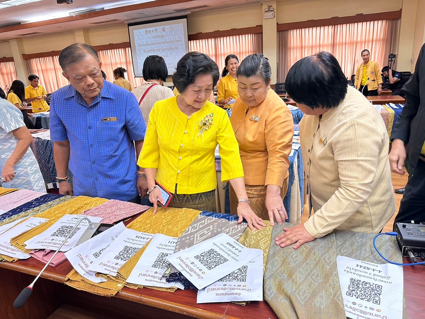 จังหวัดนครพนม   ประชุมพิจารณากลั่นกรองผ้าลายพระราชทาน “ผ้าลายสิริวชิราภรณ์” และงานหัตถกรรมที่ส่งเข้าประกวดผ้าลายพระราชทาน “ผ้าลายสิริวชิราภรณ์” และงานหัตถกรรม ระดับภูมิภาค