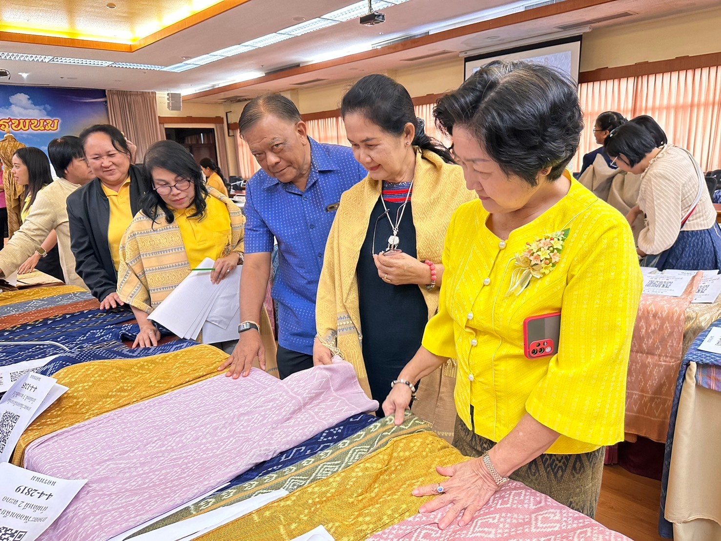 จังหวัดนครพนม   ประชุมพิจารณากลั่นกรองผ้าลายพระราชทาน “ผ้าลายสิริวชิราภรณ์” และงานหัตถกรรมที่ส่งเข้าประกวดผ้าลายพระราชทาน “ผ้าลายสิริวชิราภรณ์” และงานหัตถกรรม ระดับภูมิภาค