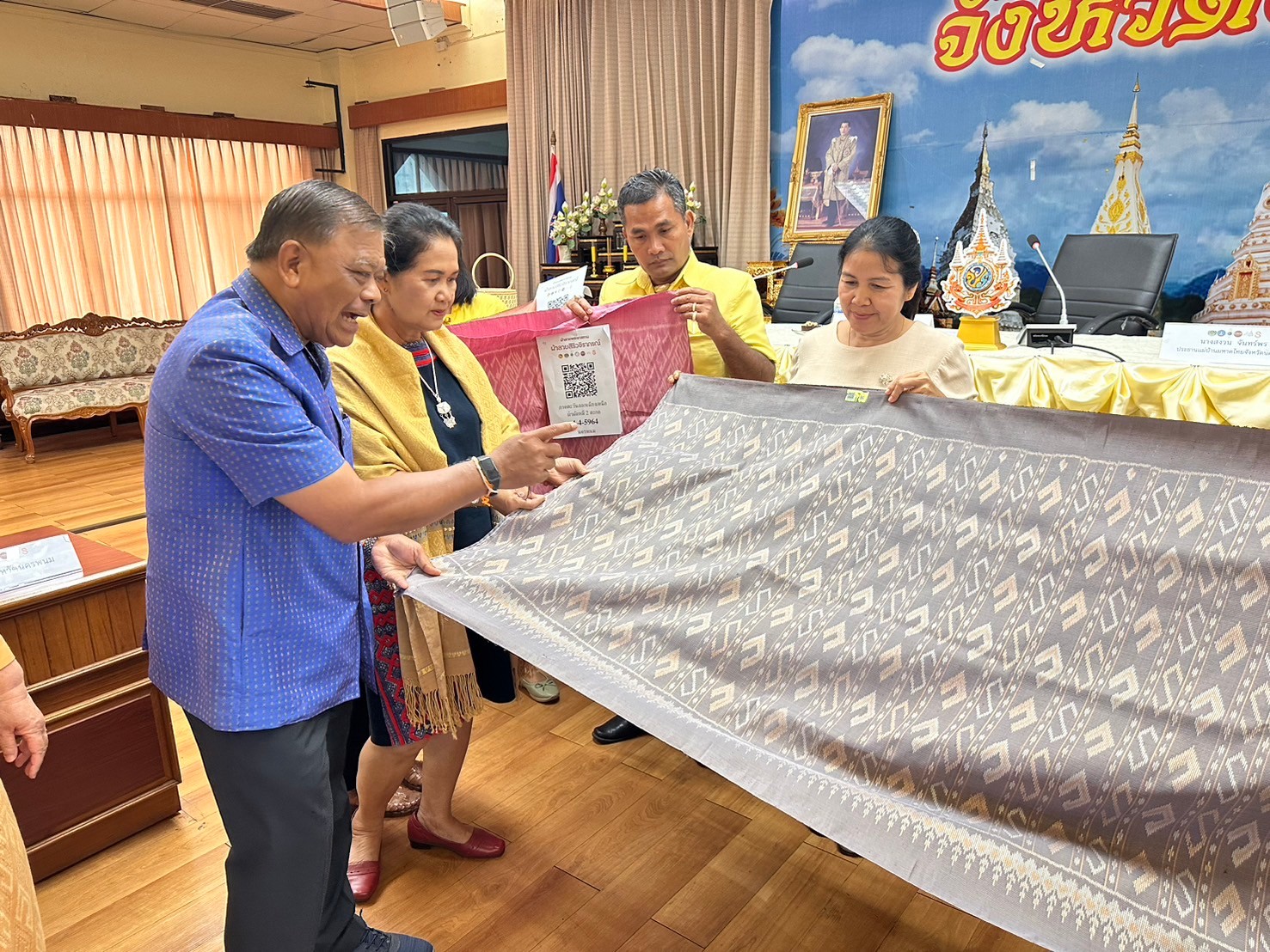 จังหวัดนครพนม   ประชุมพิจารณากลั่นกรองผ้าลายพระราชทาน “ผ้าลายสิริวชิราภรณ์” และงานหัตถกรรมที่ส่งเข้าประกวดผ้าลายพระราชทาน “ผ้าลายสิริวชิราภรณ์” และงานหัตถกรรม ระดับภูมิภาค