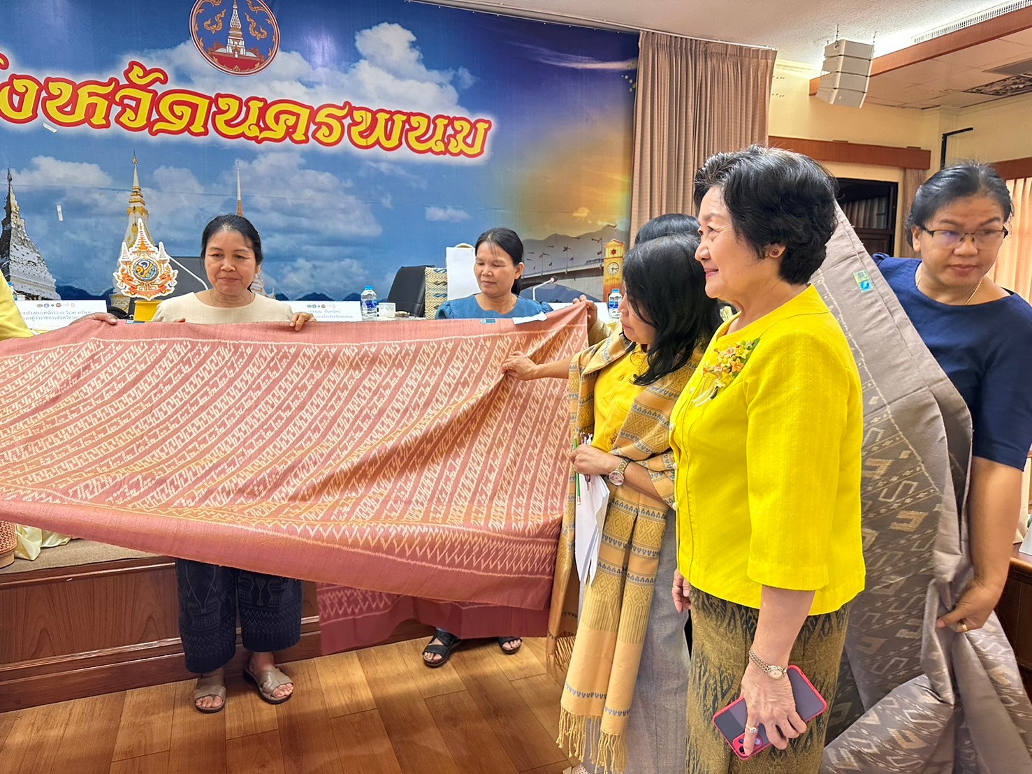 จังหวัดนครพนม   ประชุมพิจารณากลั่นกรองผ้าลายพระราชทาน “ผ้าลายสิริวชิราภรณ์” และงานหัตถกรรมที่ส่งเข้าประกวดผ้าลายพระราชทาน “ผ้าลายสิริวชิราภรณ์” และงานหัตถกรรม ระดับภูมิภาค
