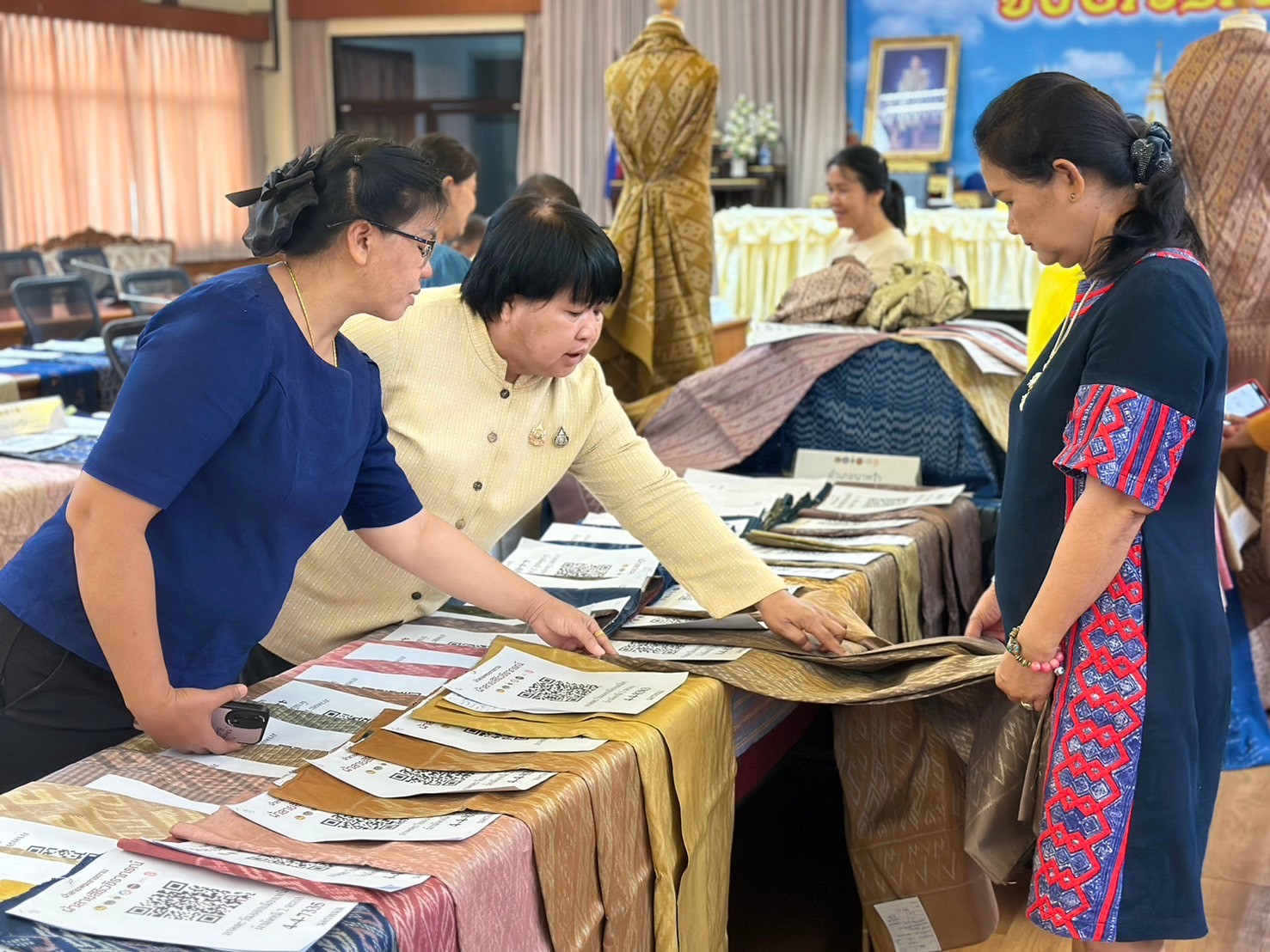 จังหวัดนครพนม   ประชุมพิจารณากลั่นกรองผ้าลายพระราชทาน “ผ้าลายสิริวชิราภรณ์” และงานหัตถกรรมที่ส่งเข้าประกวดผ้าลายพระราชทาน “ผ้าลายสิริวชิราภรณ์” และงานหัตถกรรม ระดับภูมิภาค