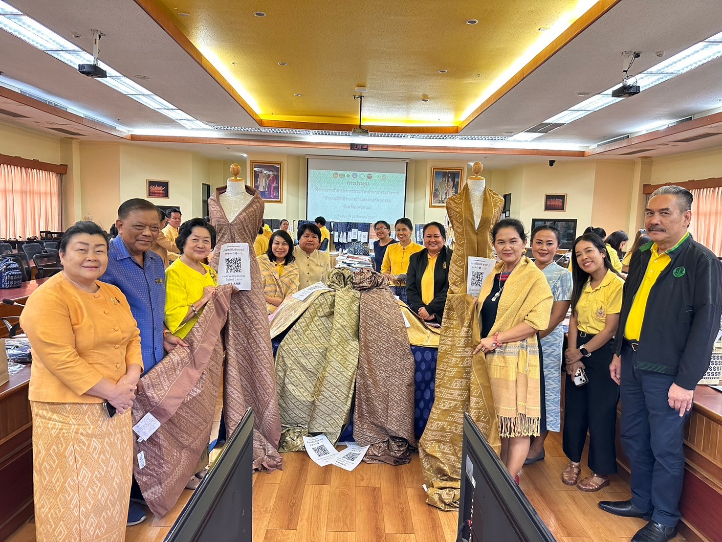 จังหวัดนครพนม   ประชุมพิจารณากลั่นกรองผ้าลายพระราชทาน “ผ้าลายสิริวชิราภรณ์” และงานหัตถกรรมที่ส่งเข้าประกวดผ้าลายพระราชทาน “ผ้าลายสิริวชิราภรณ์” และงานหัตถกรรม ระดับภูมิภาค