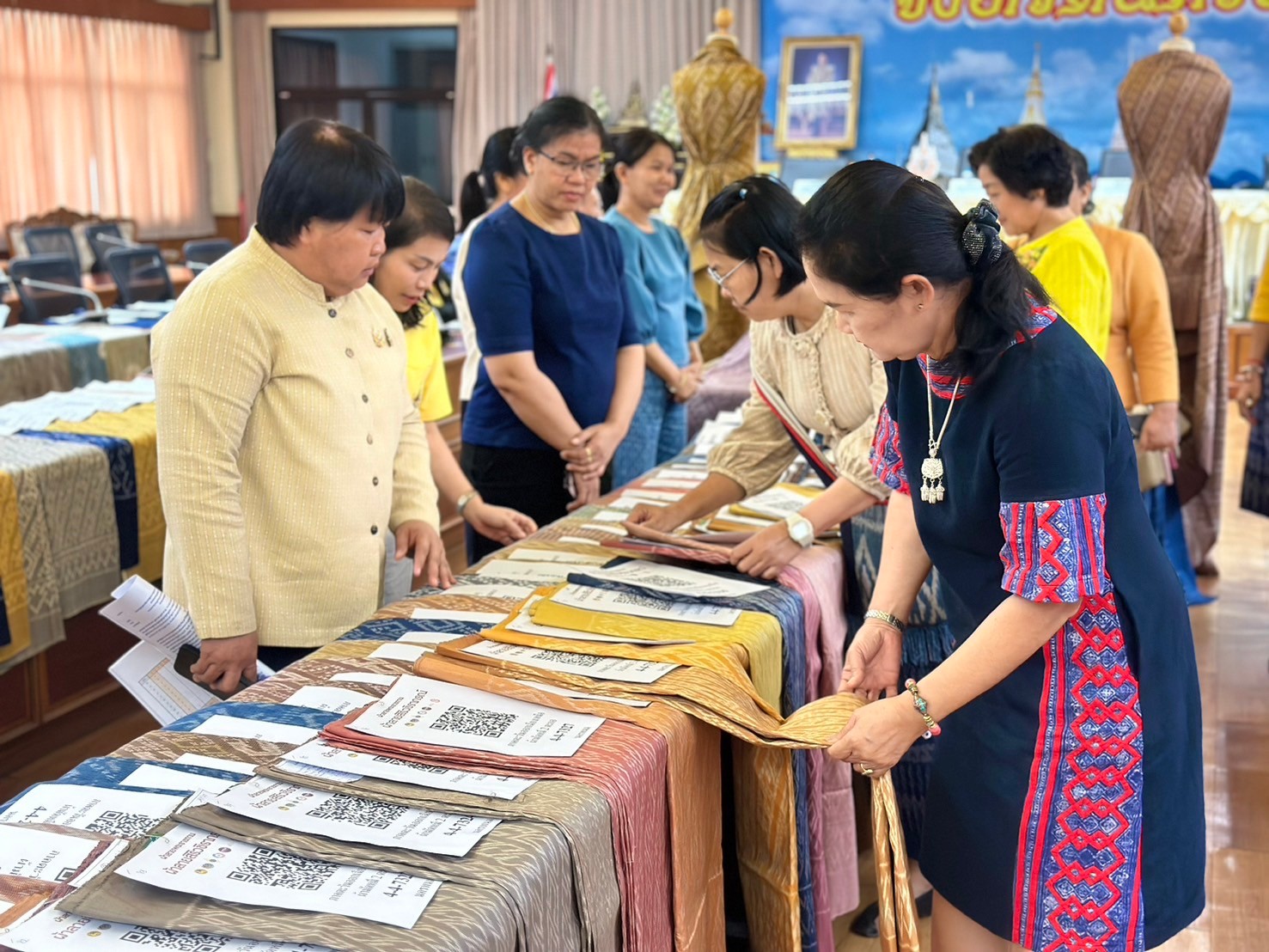 จังหวัดนครพนม   ประชุมพิจารณากลั่นกรองผ้าลายพระราชทาน “ผ้าลายสิริวชิราภรณ์” และงานหัตถกรรมที่ส่งเข้าประกวดผ้าลายพระราชทาน “ผ้าลายสิริวชิราภรณ์” และงานหัตถกรรม ระดับภูมิภาค