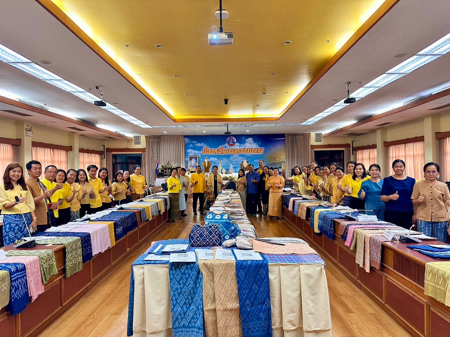 จังหวัดนครพนม   ประชุมพิจารณากลั่นกรองผ้าลายพระราชทาน “ผ้าลายสิริวชิราภรณ์” และงานหัตถกรรมที่ส่งเข้าประกวดผ้าลายพระราชทาน “ผ้าลายสิริวชิราภรณ์” และงานหัตถกรรม ระดับภูมิภาค