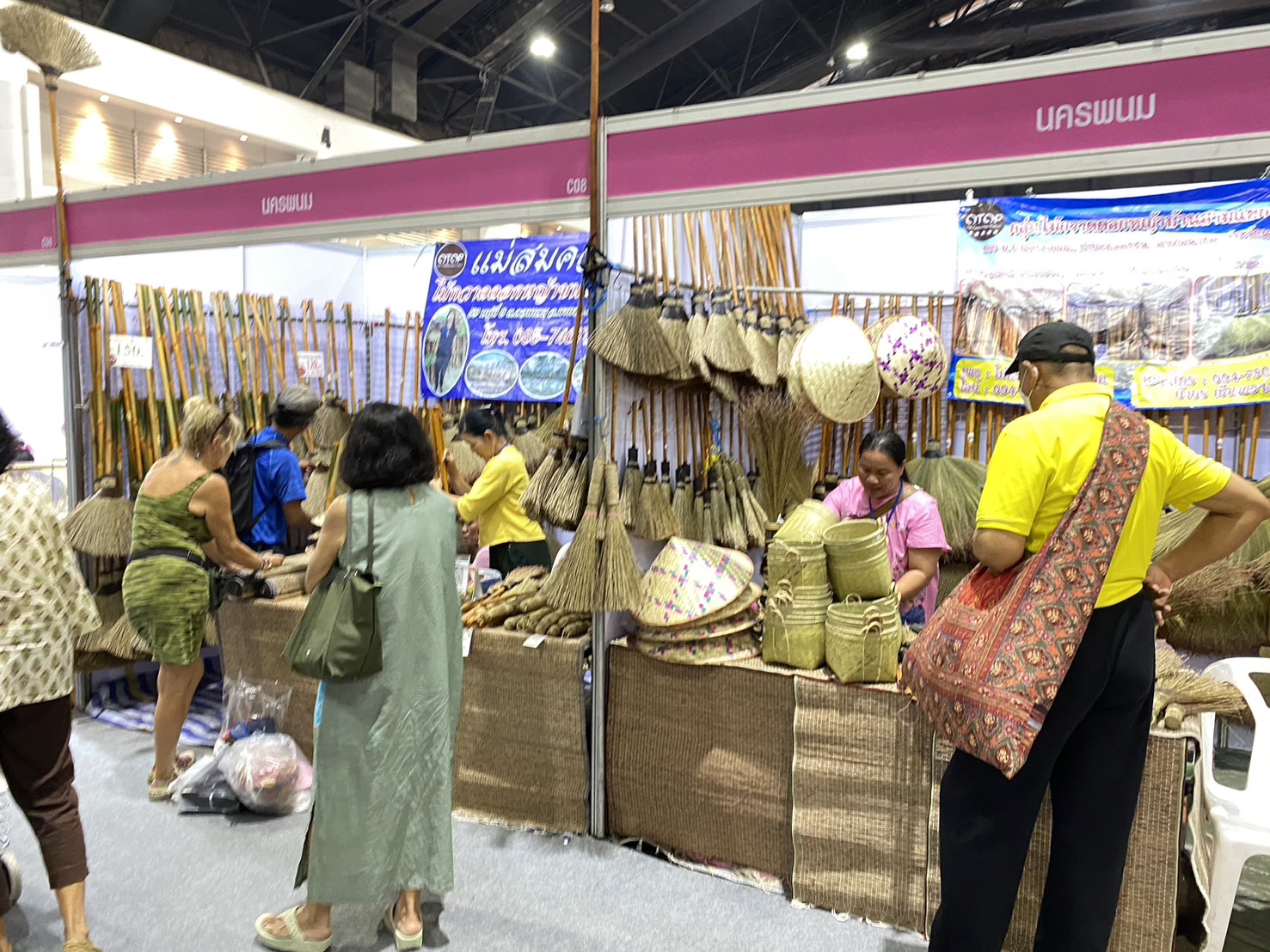 OTOP นครพนม   ร่วมจัดแสดงและจำหน่ายสินค้า OTOP ในงานศิลปาชีพ ประทีปไทย OTOP หลอมดวงใจด้วยพระบารมี “หัตถศิลป์สร้างสรรค์ วัฒนธรรมร่วมสมัย สืบสานอัตลักษณ์ผ้าทอไทย จากภูมิปัญญาสู่สากล”