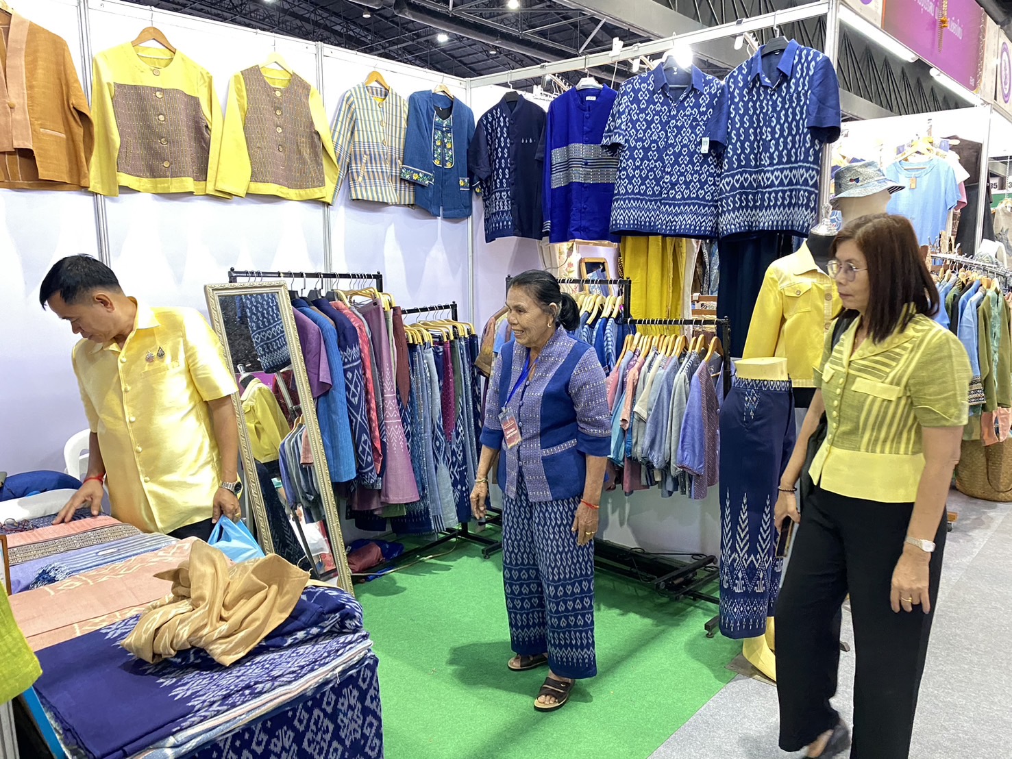 OTOP นครพนม   ร่วมจัดแสดงและจำหน่ายสินค้า OTOP ในงานศิลปาชีพ ประทีปไทย OTOP หลอมดวงใจด้วยพระบารมี “หัตถศิลป์สร้างสรรค์ วัฒนธรรมร่วมสมัย สืบสานอัตลักษณ์ผ้าทอไทย จากภูมิปัญญาสู่สากล”
