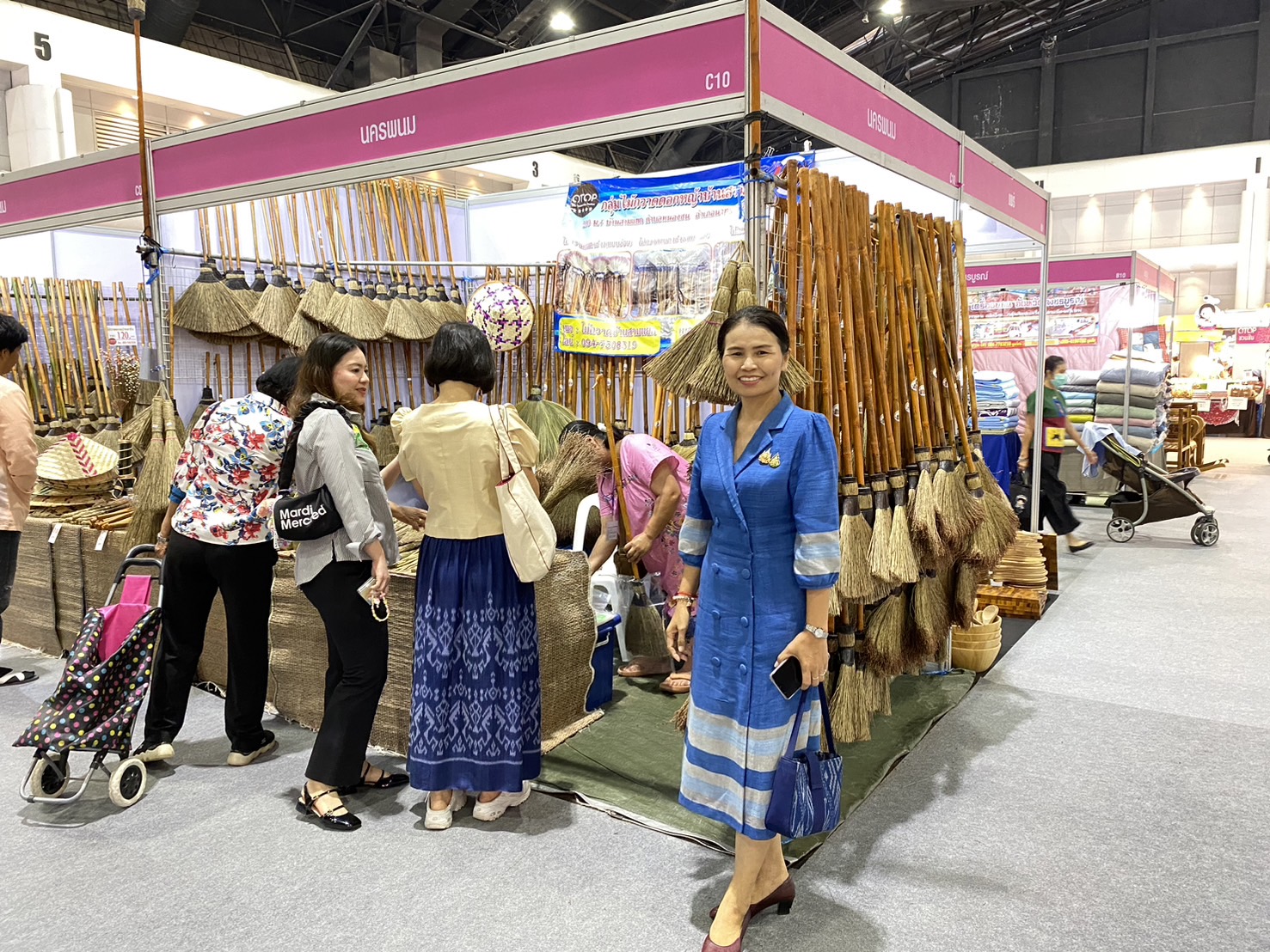 OTOP นครพนม   ร่วมจัดแสดงและจำหน่ายสินค้า OTOP ในงานศิลปาชีพ ประทีปไทย OTOP หลอมดวงใจด้วยพระบารมี “หัตถศิลป์สร้างสรรค์ วัฒนธรรมร่วมสมัย สืบสานอัตลักษณ์ผ้าทอไทย จากภูมิปัญญาสู่สากล”