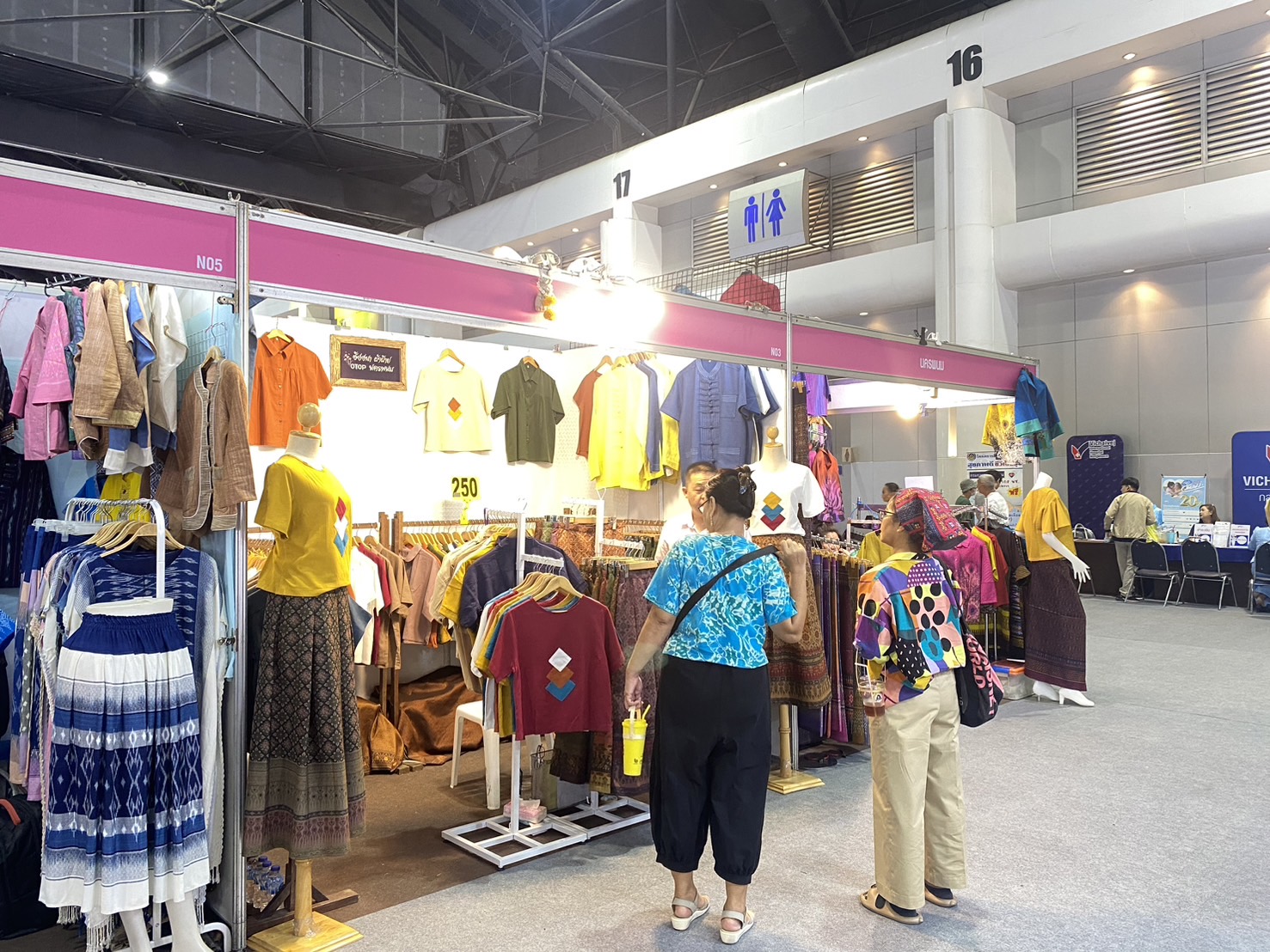 OTOP นครพนม   ร่วมจัดแสดงและจำหน่ายสินค้า OTOP ในงานศิลปาชีพ ประทีปไทย OTOP หลอมดวงใจด้วยพระบารมี “หัตถศิลป์สร้างสรรค์ วัฒนธรรมร่วมสมัย สืบสานอัตลักษณ์ผ้าทอไทย จากภูมิปัญญาสู่สากล”