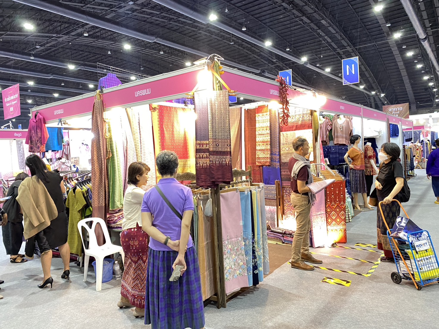 OTOP นครพนม   ร่วมจัดแสดงและจำหน่ายสินค้า OTOP ในงานศิลปาชีพ ประทีปไทย OTOP หลอมดวงใจด้วยพระบารมี “หัตถศิลป์สร้างสรรค์ วัฒนธรรมร่วมสมัย สืบสานอัตลักษณ์ผ้าทอไทย จากภูมิปัญญาสู่สากล”