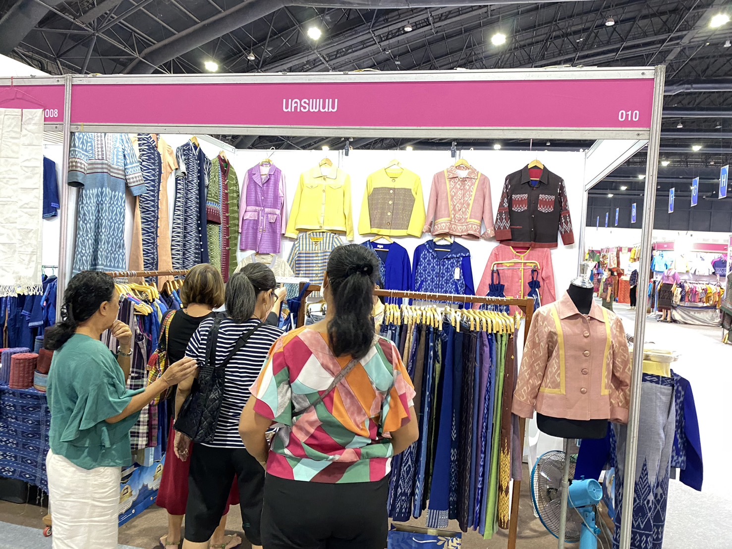 OTOP นครพนม   ร่วมจัดแสดงและจำหน่ายสินค้า OTOP ในงานศิลปาชีพ ประทีปไทย OTOP หลอมดวงใจด้วยพระบารมี “หัตถศิลป์สร้างสรรค์ วัฒนธรรมร่วมสมัย สืบสานอัตลักษณ์ผ้าทอไทย จากภูมิปัญญาสู่สากล”