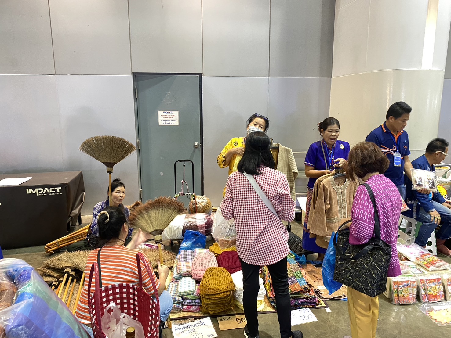 OTOP นครพนม   ร่วมจัดแสดงและจำหน่ายสินค้า OTOP ในงานศิลปาชีพ ประทีปไทย OTOP หลอมดวงใจด้วยพระบารมี “หัตถศิลป์สร้างสรรค์ วัฒนธรรมร่วมสมัย สืบสานอัตลักษณ์ผ้าทอไทย จากภูมิปัญญาสู่สากล”