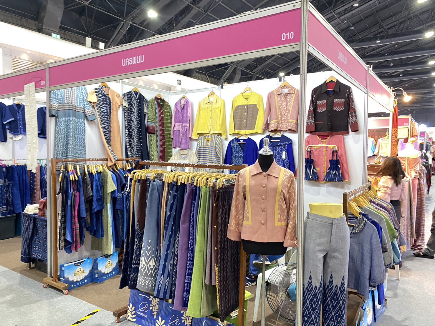 OTOP นครพนม   ร่วมจัดแสดงและจำหน่ายสินค้า OTOP ในงานศิลปาชีพ ประทีปไทย OTOP หลอมดวงใจด้วยพระบารมี “หัตถศิลป์สร้างสรรค์ วัฒนธรรมร่วมสมัย สืบสานอัตลักษณ์ผ้าทอไทย จากภูมิปัญญาสู่สากล”