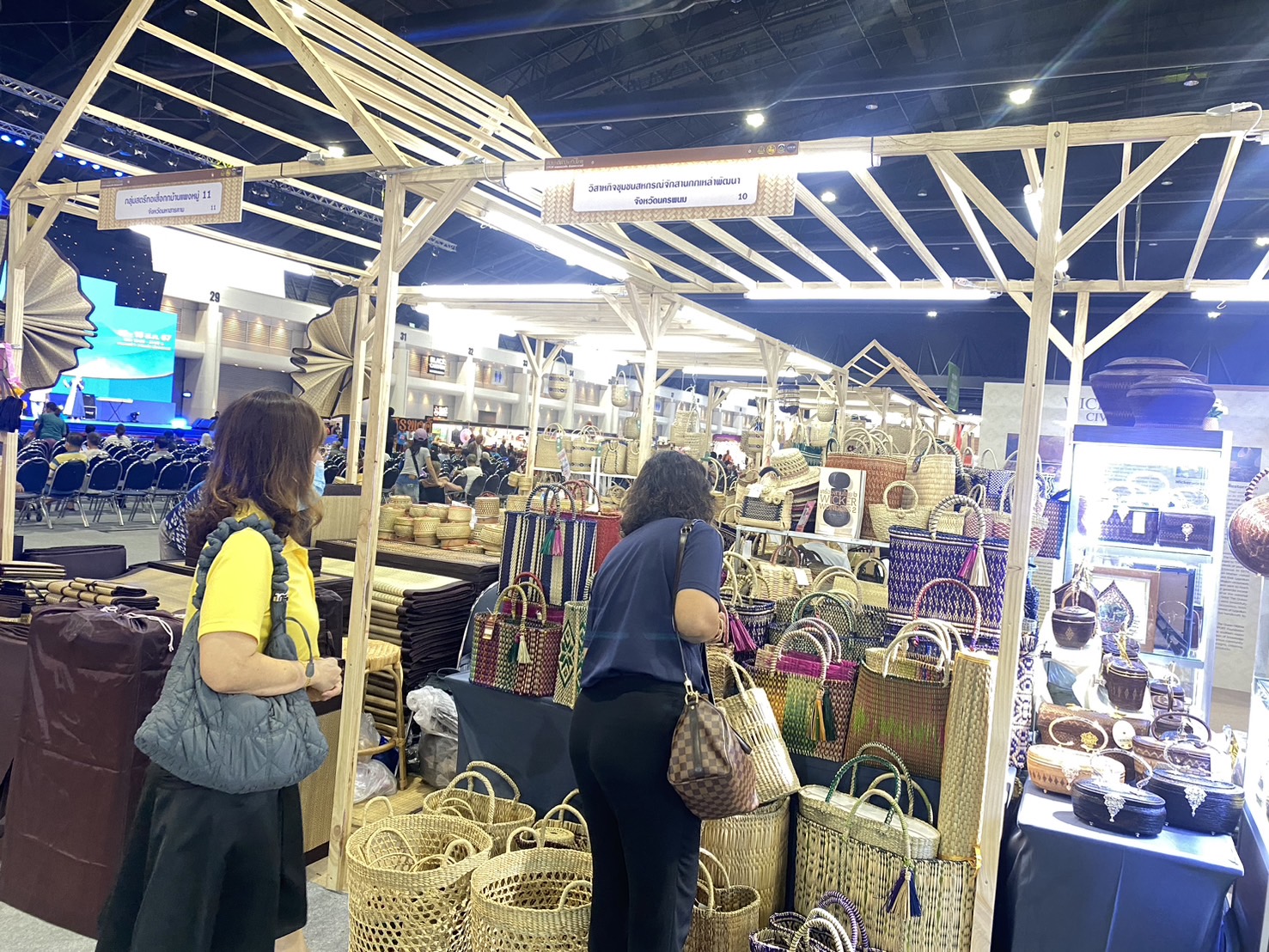 OTOP นครพนม   ร่วมจัดแสดงและจำหน่ายสินค้า OTOP ในงานศิลปาชีพ ประทีปไทย OTOP หลอมดวงใจด้วยพระบารมี “หัตถศิลป์สร้างสรรค์ วัฒนธรรมร่วมสมัย สืบสานอัตลักษณ์ผ้าทอไทย จากภูมิปัญญาสู่สากล”