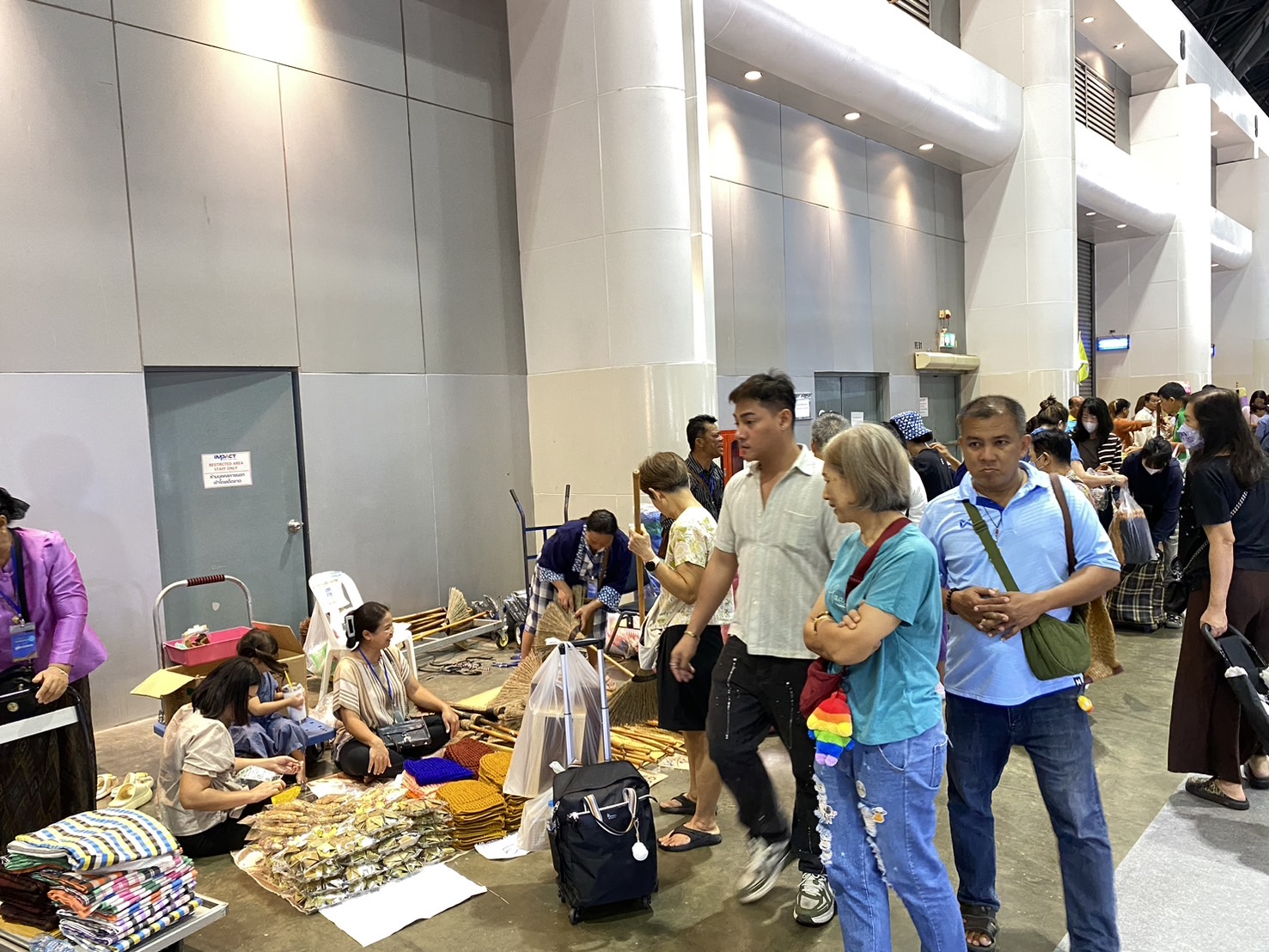 OTOP นครพนม   ร่วมจัดแสดงและจำหน่ายสินค้า OTOP ในงานศิลปาชีพ ประทีปไทย OTOP หลอมดวงใจด้วยพระบารมี “หัตถศิลป์สร้างสรรค์ วัฒนธรรมร่วมสมัย สืบสานอัตลักษณ์ผ้าทอไทย จากภูมิปัญญาสู่สากล”