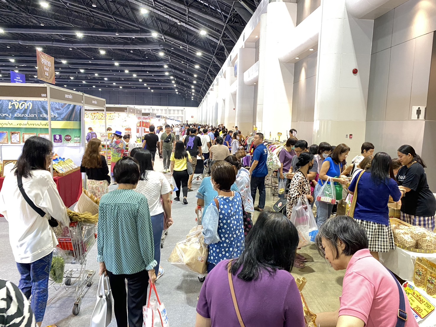 OTOP นครพนม   ร่วมจัดแสดงและจำหน่ายสินค้า OTOP ในงานศิลปาชีพ ประทีปไทย OTOP หลอมดวงใจด้วยพระบารมี “หัตถศิลป์สร้างสรรค์ วัฒนธรรมร่วมสมัย สืบสานอัตลักษณ์ผ้าทอไทย จากภูมิปัญญาสู่สากล”