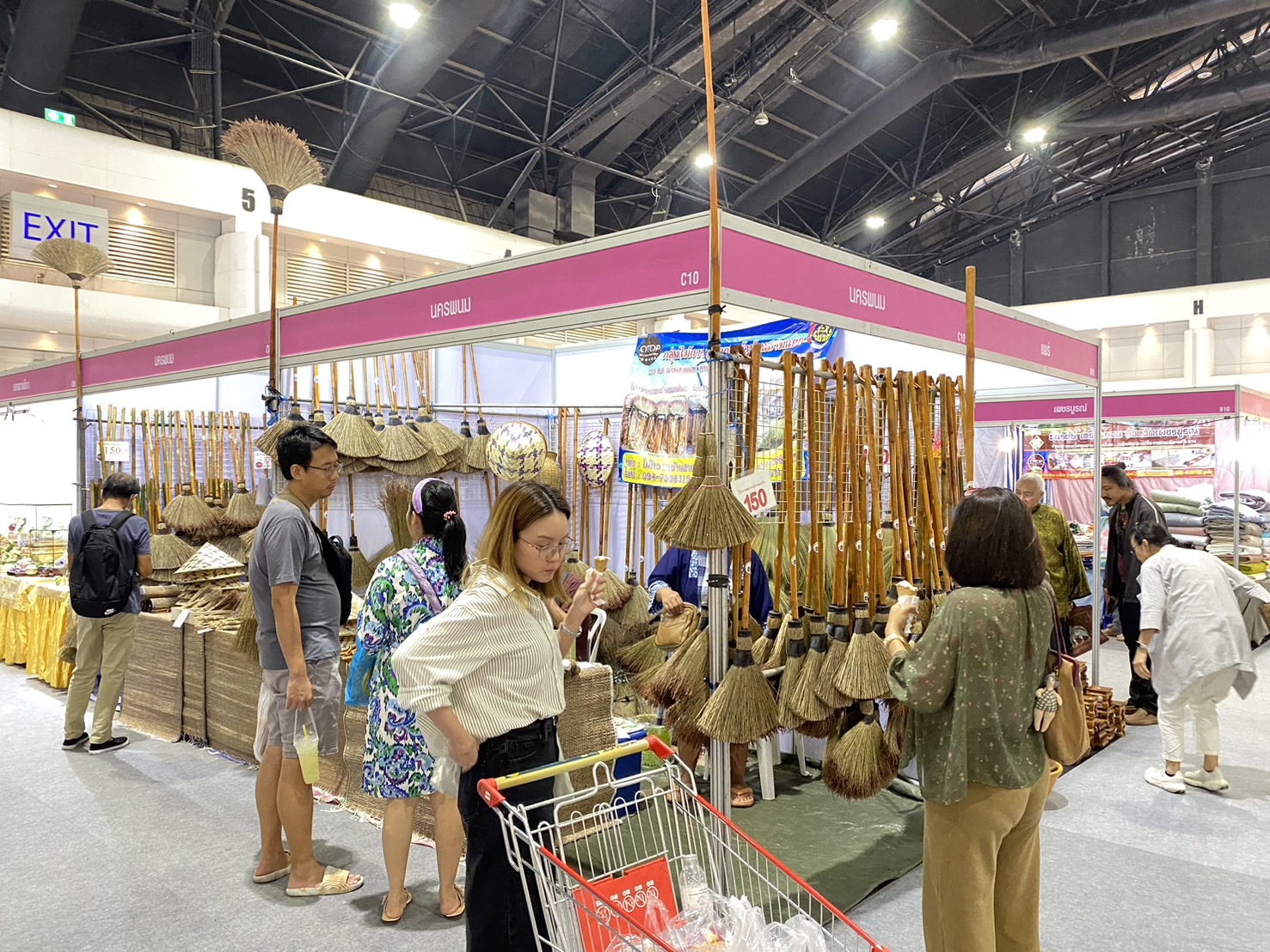 OTOP นครพนม   ร่วมจัดแสดงและจำหน่ายสินค้า OTOP ในงานศิลปาชีพ ประทีปไทย OTOP หลอมดวงใจด้วยพระบารมี “หัตถศิลป์สร้างสรรค์ วัฒนธรรมร่วมสมัย สืบสานอัตลักษณ์ผ้าทอไทย จากภูมิปัญญาสู่สากล”