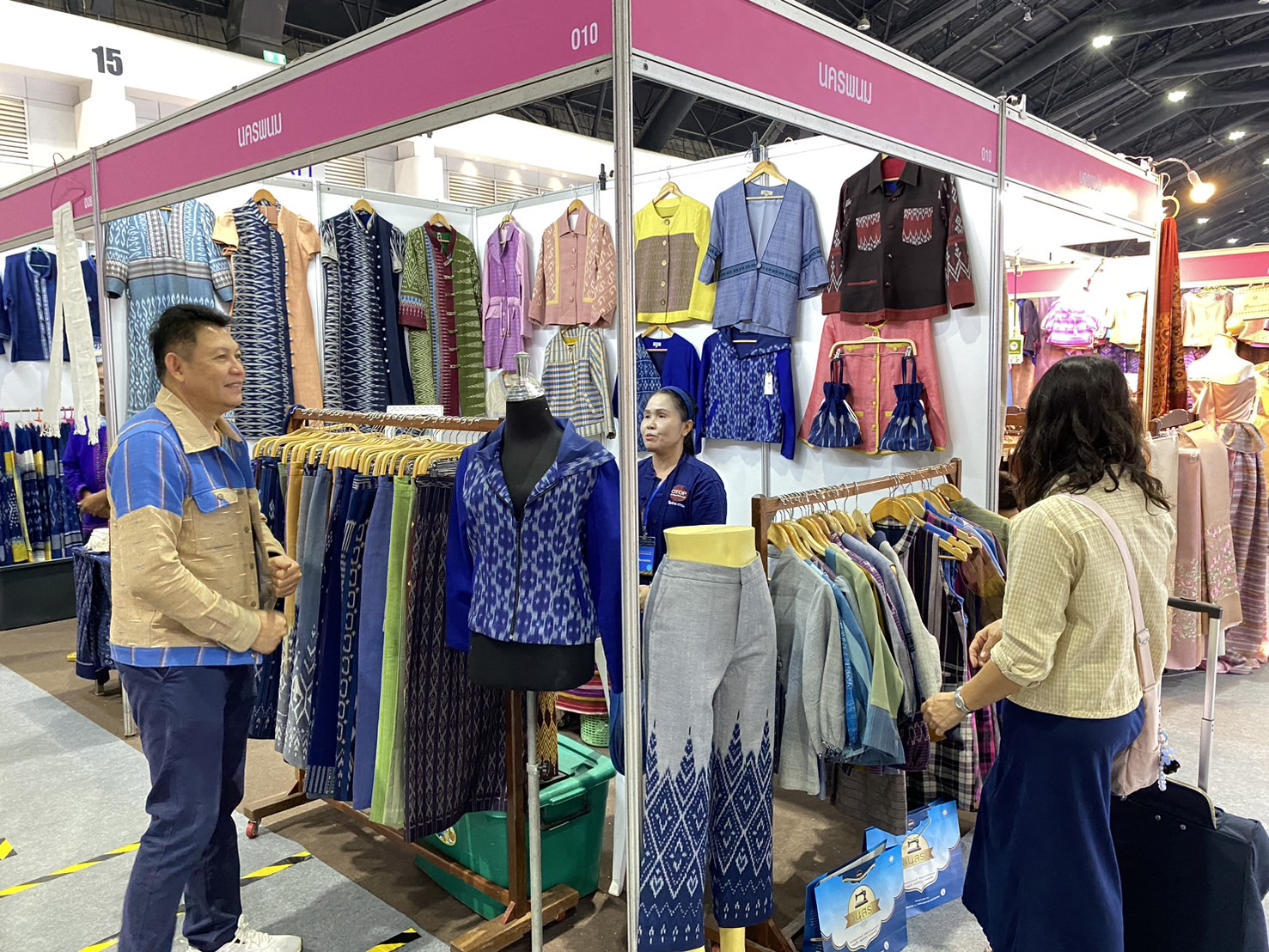 OTOP นครพนม   ร่วมจัดแสดงและจำหน่ายสินค้า OTOP ในงานศิลปาชีพ ประทีปไทย OTOP หลอมดวงใจด้วยพระบารมี “หัตถศิลป์สร้างสรรค์ วัฒนธรรมร่วมสมัย สืบสานอัตลักษณ์ผ้าทอไทย จากภูมิปัญญาสู่สากล”