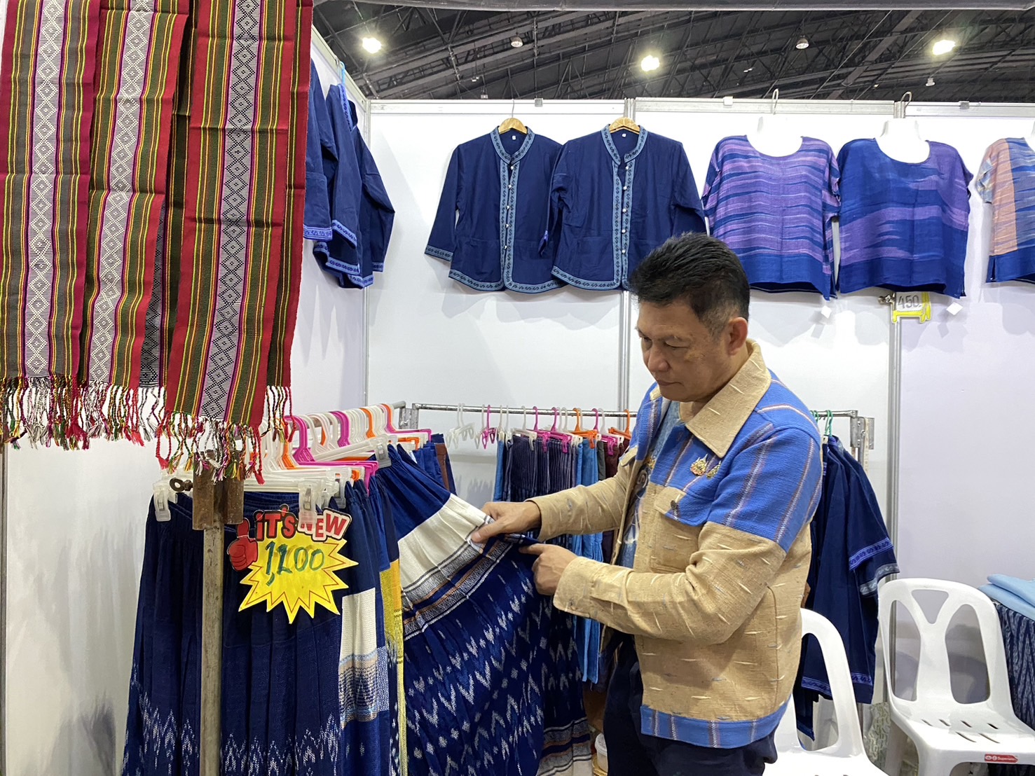 OTOP นครพนม   ร่วมจัดแสดงและจำหน่ายสินค้า OTOP ในงานศิลปาชีพ ประทีปไทย OTOP หลอมดวงใจด้วยพระบารมี “หัตถศิลป์สร้างสรรค์ วัฒนธรรมร่วมสมัย สืบสานอัตลักษณ์ผ้าทอไทย จากภูมิปัญญาสู่สากล”
