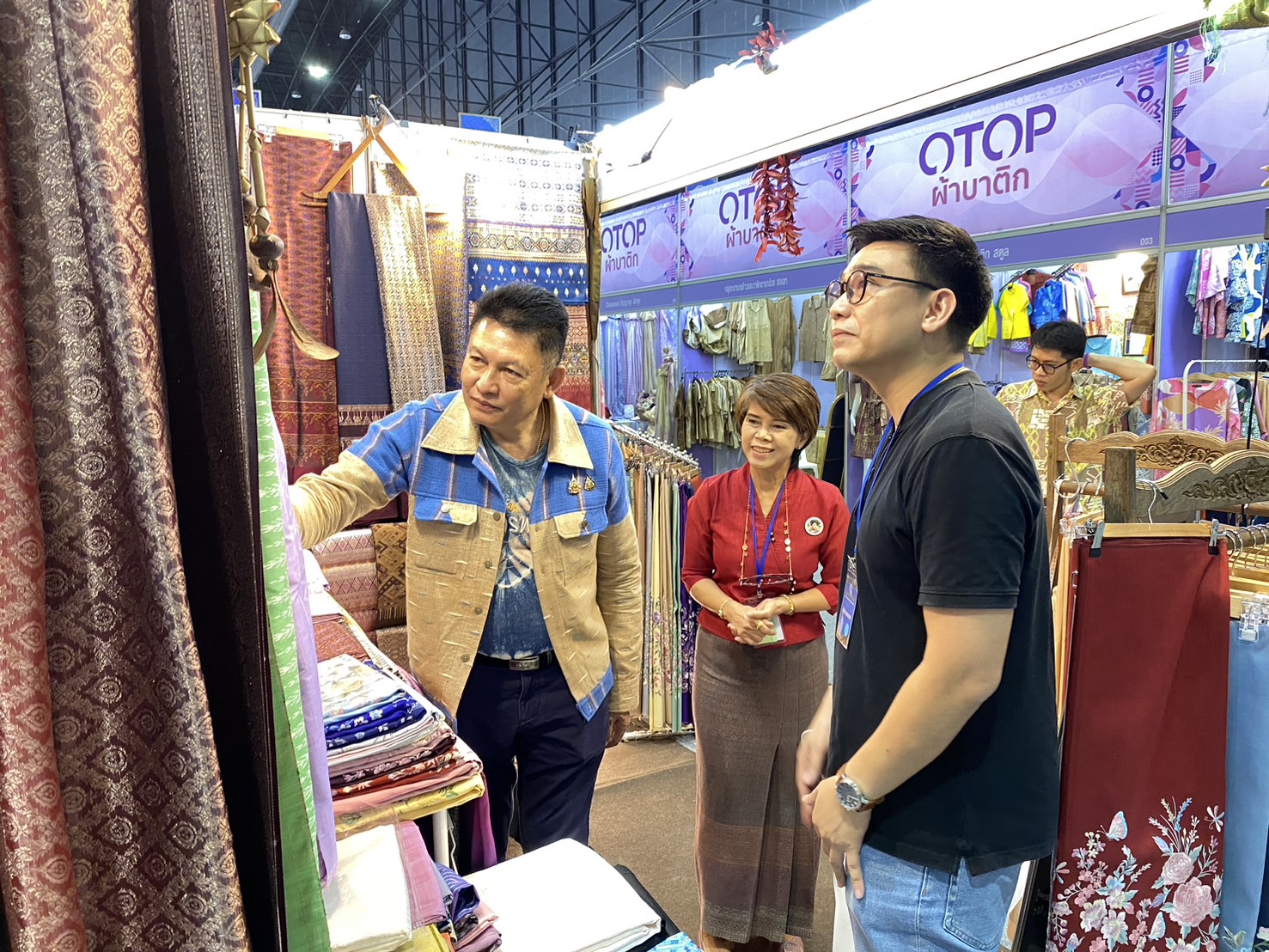 OTOP นครพนม   ร่วมจัดแสดงและจำหน่ายสินค้า OTOP ในงานศิลปาชีพ ประทีปไทย OTOP หลอมดวงใจด้วยพระบารมี “หัตถศิลป์สร้างสรรค์ วัฒนธรรมร่วมสมัย สืบสานอัตลักษณ์ผ้าทอไทย จากภูมิปัญญาสู่สากล”