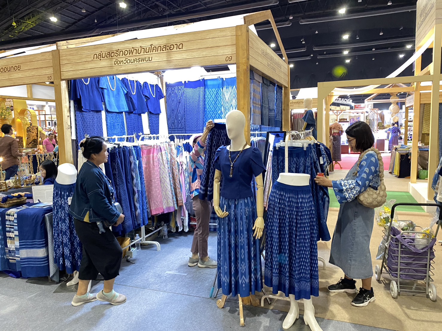 OTOP นครพนม   ร่วมจัดแสดงและจำหน่ายสินค้า OTOP ในงานศิลปาชีพ ประทีปไทย OTOP หลอมดวงใจด้วยพระบารมี “หัตถศิลป์สร้างสรรค์ วัฒนธรรมร่วมสมัย สืบสานอัตลักษณ์ผ้าทอไทย จากภูมิปัญญาสู่สากล”